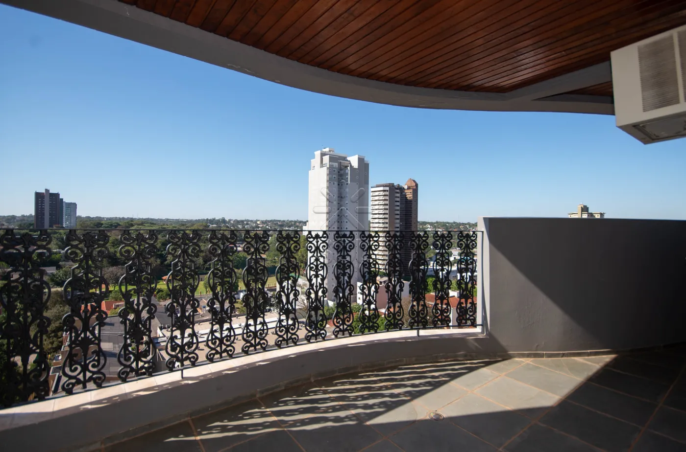 Apartamento amplo e semi-mobiliado à venda no Edifício San Ignácio - Centro de Foz do Iguaçu