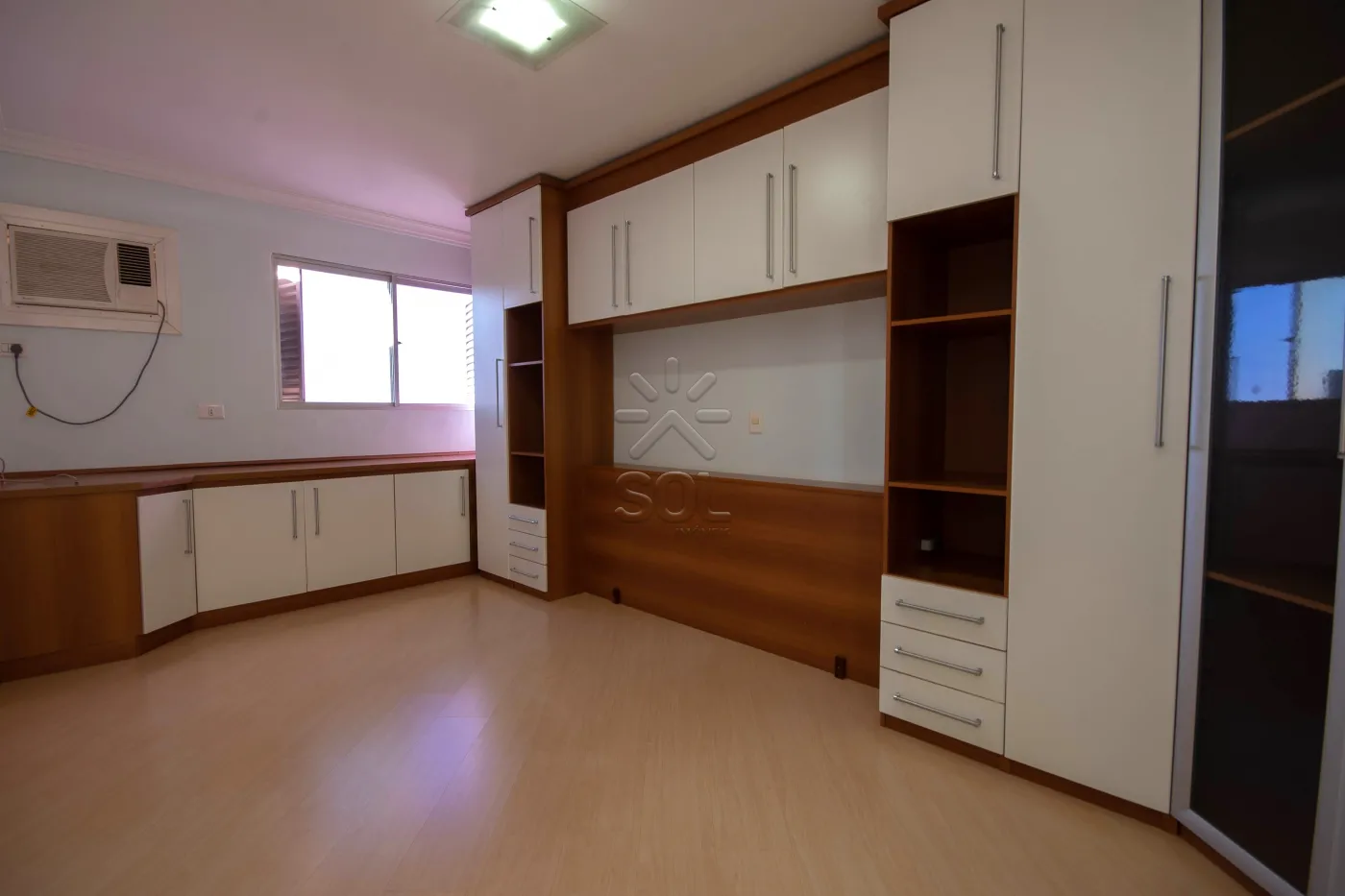 Apartamento amplo e semi-mobiliado à venda no Edifício San Ignácio - Centro de Foz do Iguaçu