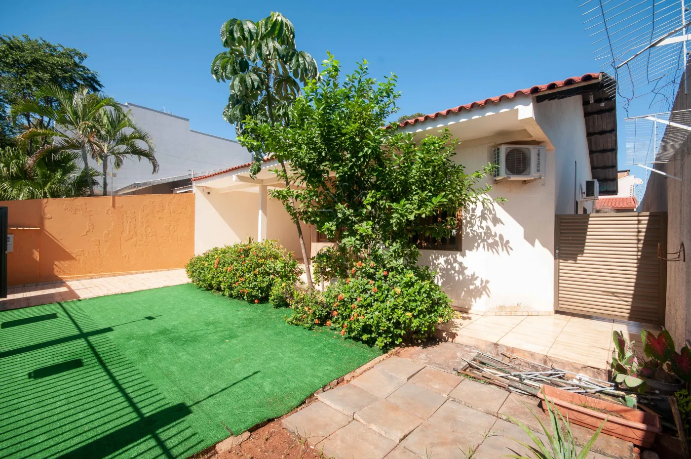 Casa à venda no Jardim Petrópolis em Foz do Iguaçu/PR - 184,04m² construídos, piscina e edícula com churrasqueira