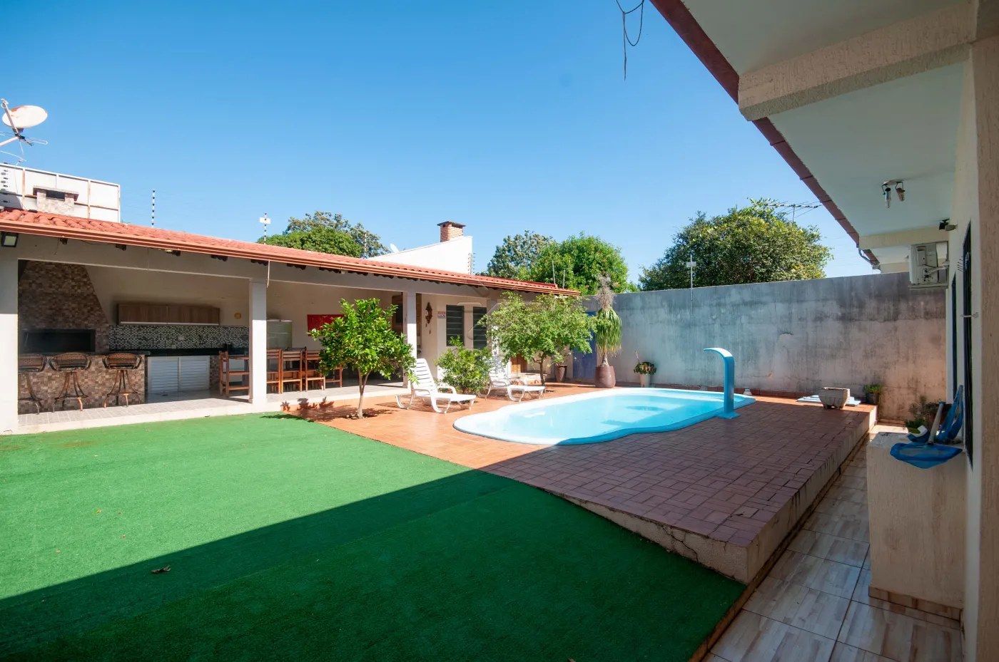Casa à venda no Jardim Petrópolis em Foz do Iguaçu/PR - 184,04m² construídos, piscina e edícula com churrasqueira