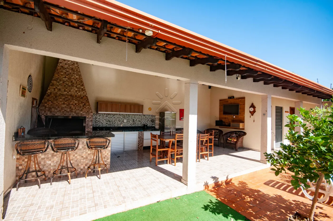 Casa à venda no Jardim Petrópolis em Foz do Iguaçu/PR - 184,04m² construídos, piscina e edícula com churrasqueira