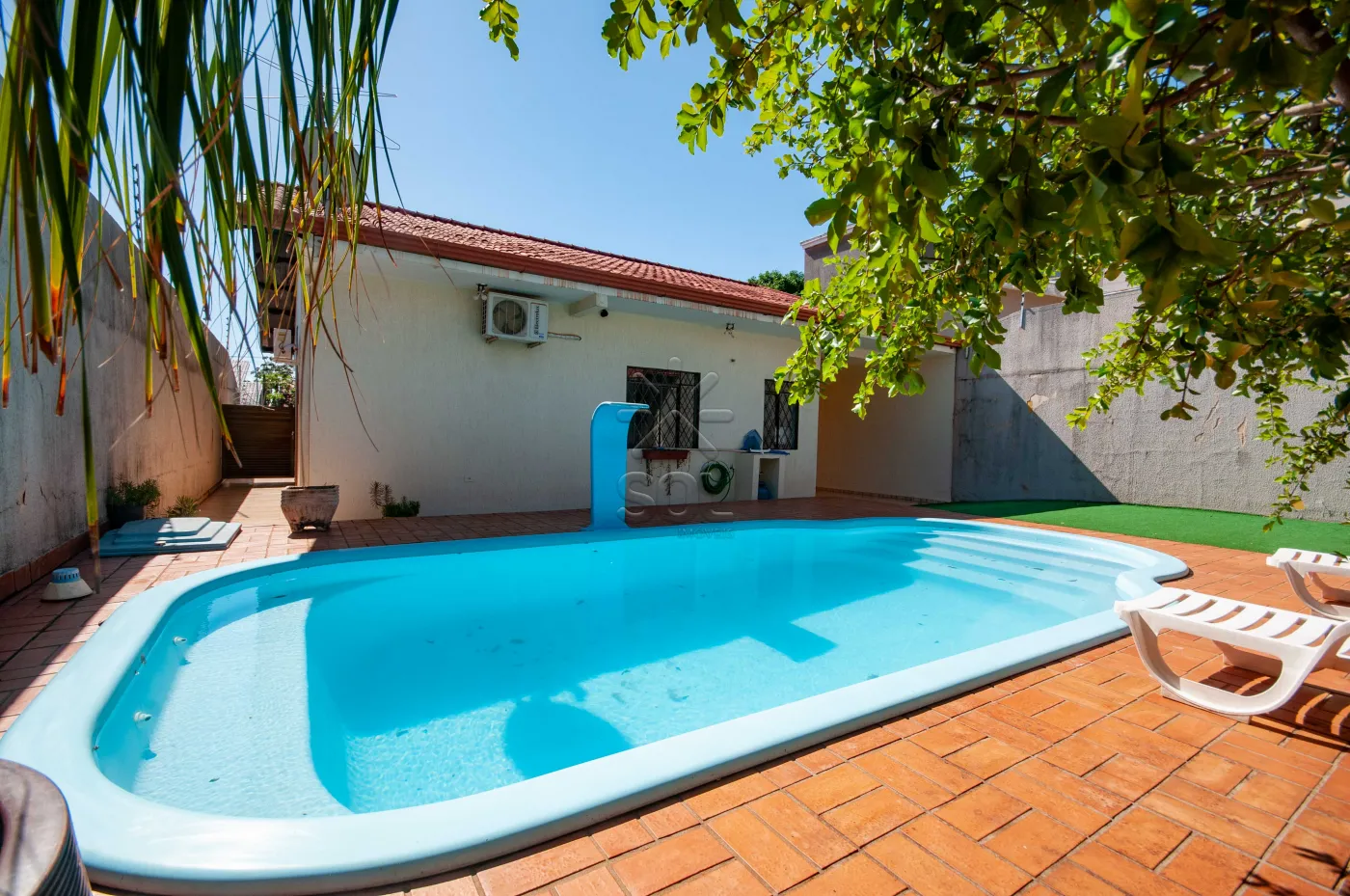 Casa à venda no Jardim Petrópolis em Foz do Iguaçu/PR - 184,04m² construídos, piscina e edícula com churrasqueira