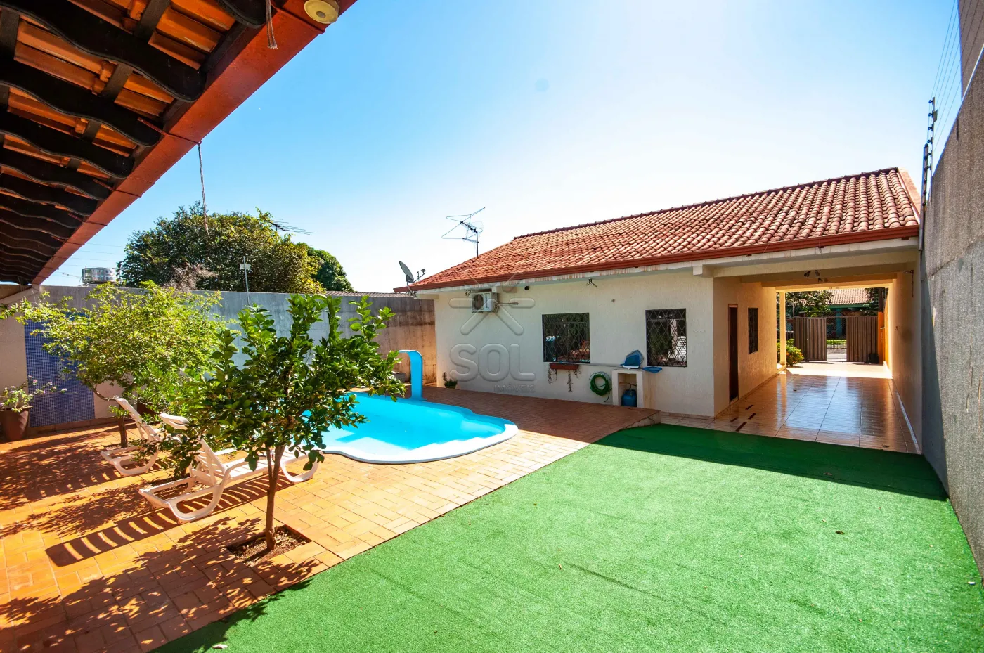 Casa à venda no Jardim Petrópolis em Foz do Iguaçu/PR - 184,04m² construídos, piscina e edícula com churrasqueira