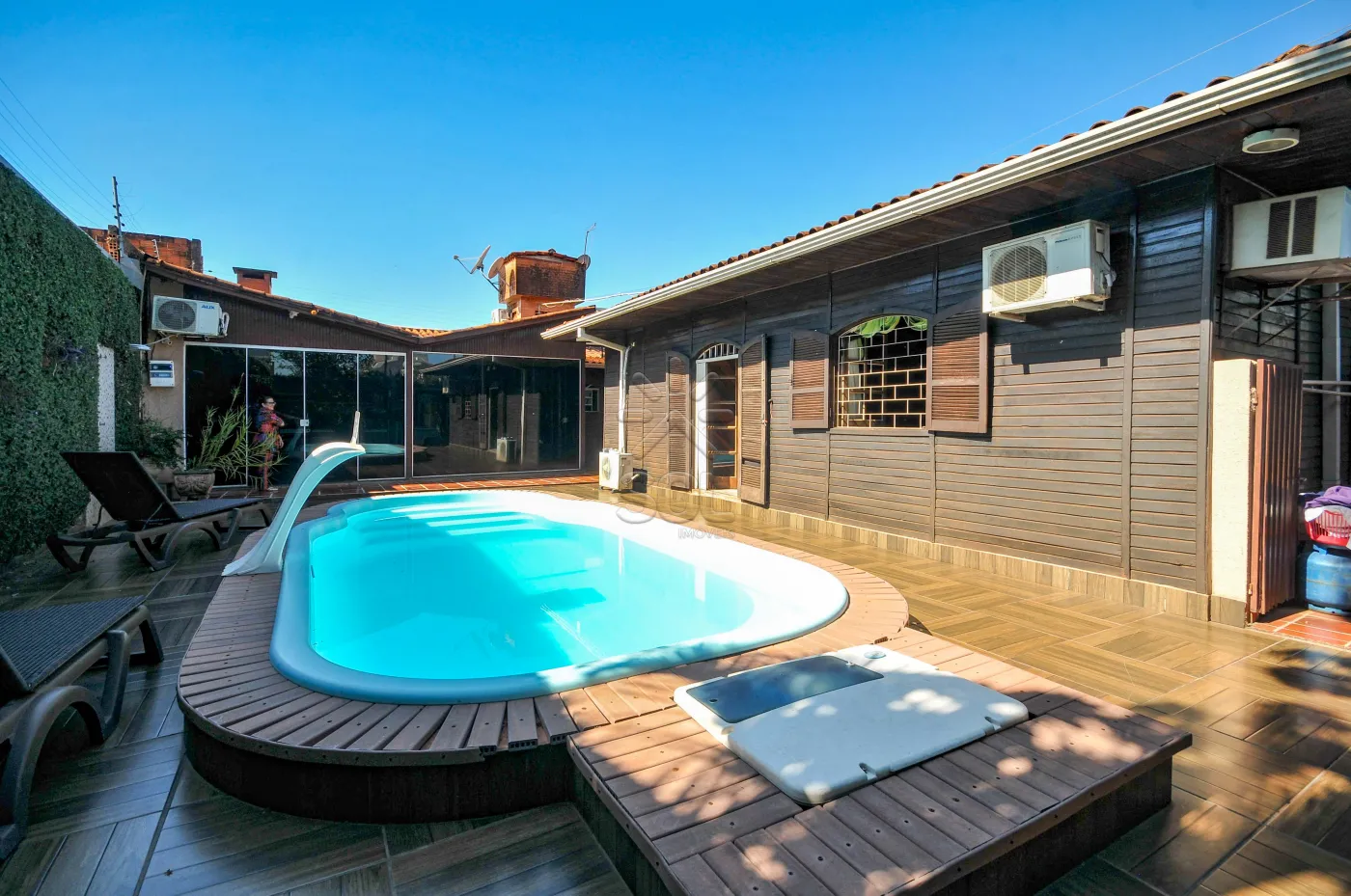 Terreno/casa de madeira à venda no Beverly Falls Park em Foz do Iguaçu/PR - 344,11m² | 3 quartos | Edícula com churrasqueira | Piscina