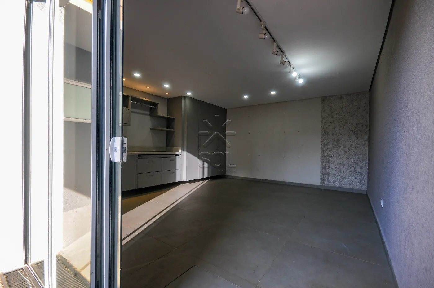 Sobrado semimobiliado para locação no Condomínio Residencial Concept Box House II em Foz do Iguaçu/PR | 2 Suítes | Piscina