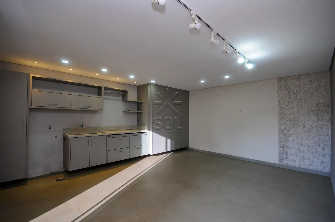 Sobrado semimobiliado para locação no Condomínio Residencial Concept Box House II em Foz do Iguaçu/PR | 2 Suítes | Piscina