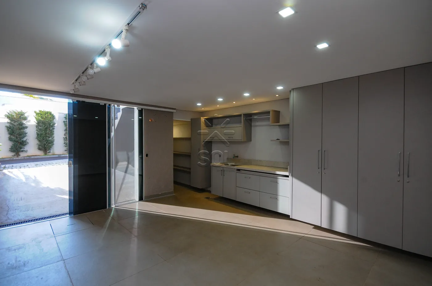 Sobrado semimobiliado para locação no Condomínio Residencial Concept Box House II em Foz do Iguaçu/PR | 2 Suítes | Piscina