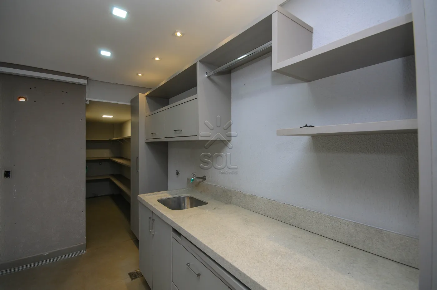 Sobrado semimobiliado para locação no Condomínio Residencial Concept Box House II em Foz do Iguaçu/PR | 2 Suítes | Piscina
