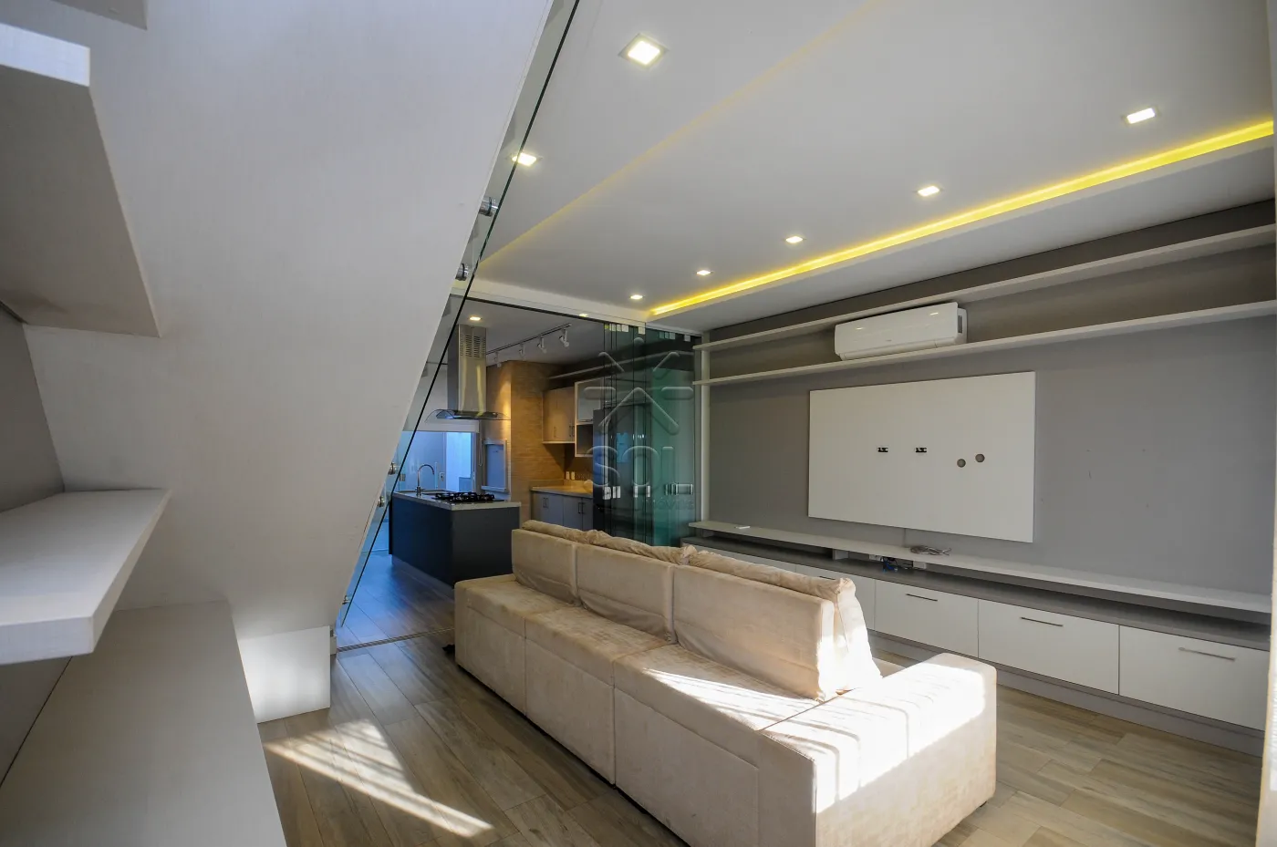 Sobrado semimobiliado para locação no Condomínio Residencial Concept Box House II em Foz do Iguaçu/PR | 2 Suítes | Piscina