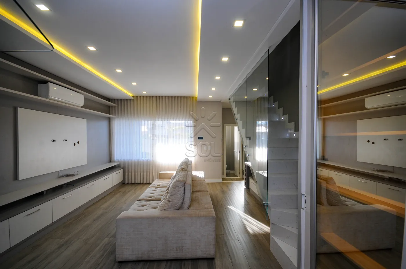 Sobrado semimobiliado para locação no Condomínio Residencial Concept Box House II em Foz do Iguaçu/PR | 2 Suítes | Piscina