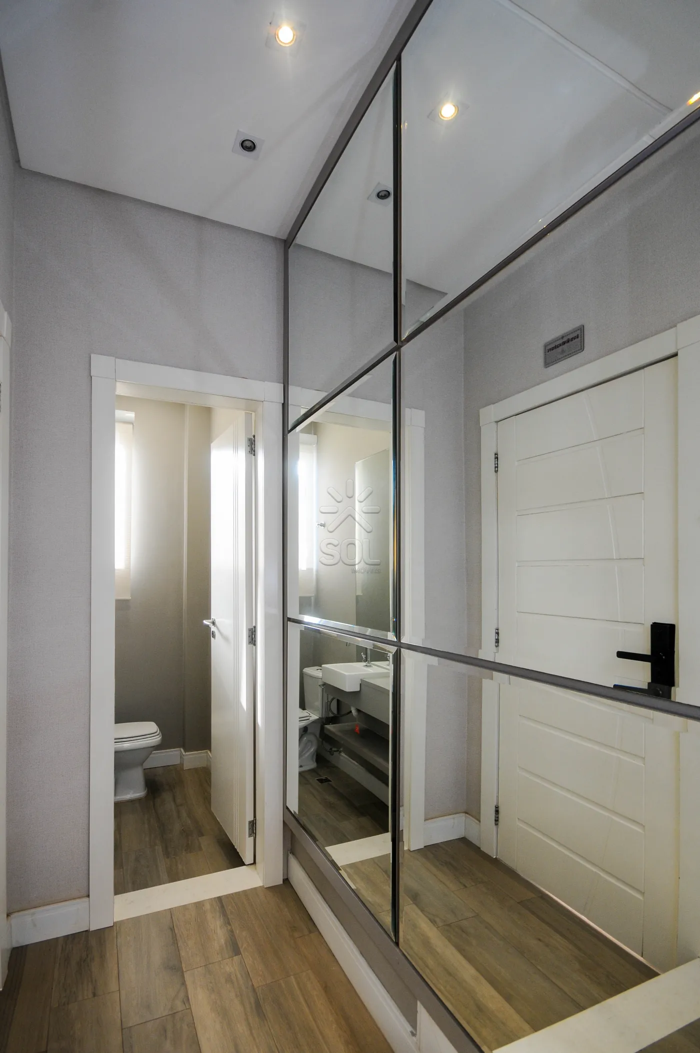 Sobrado semimobiliado para locação no Condomínio Residencial Concept Box House II em Foz do Iguaçu/PR | 2 Suítes | Piscina