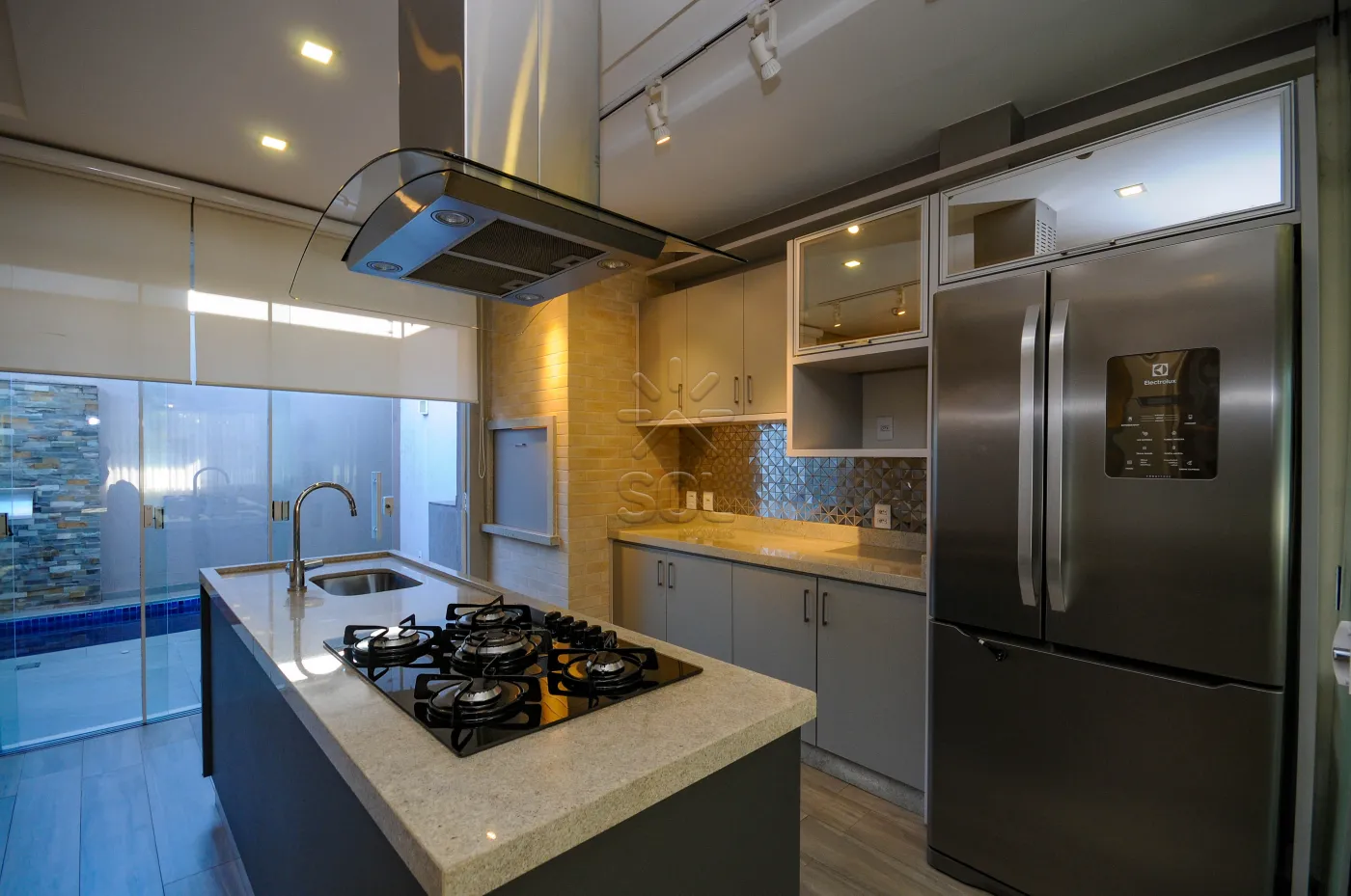 Sobrado semimobiliado para locação no Condomínio Residencial Concept Box House II em Foz do Iguaçu/PR | 2 Suítes | Piscina