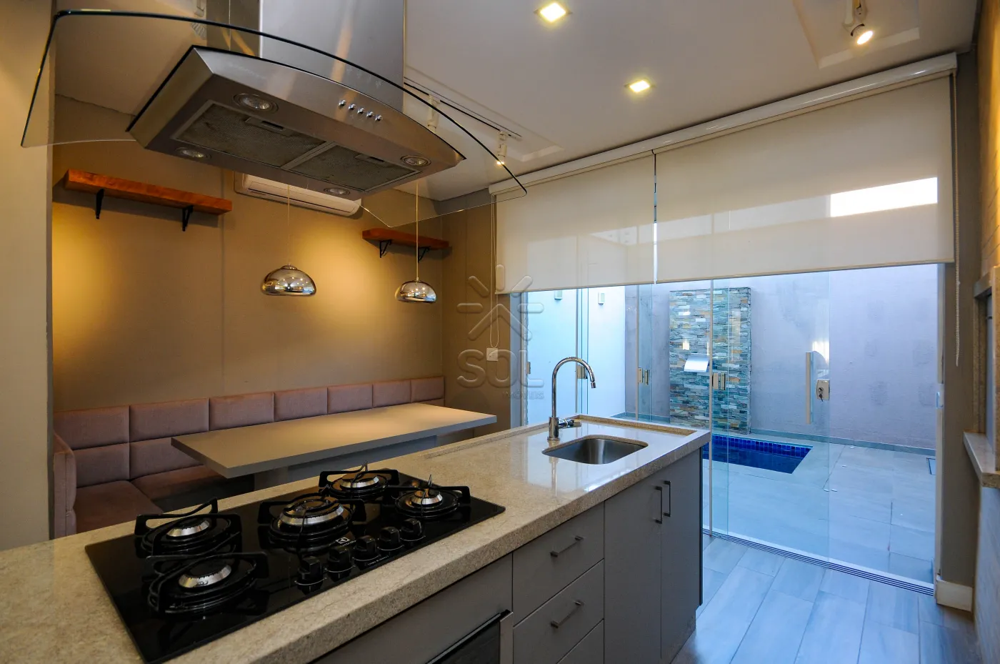 Sobrado semimobiliado para locação no Condomínio Residencial Concept Box House II em Foz do Iguaçu/PR | 2 Suítes | Piscina