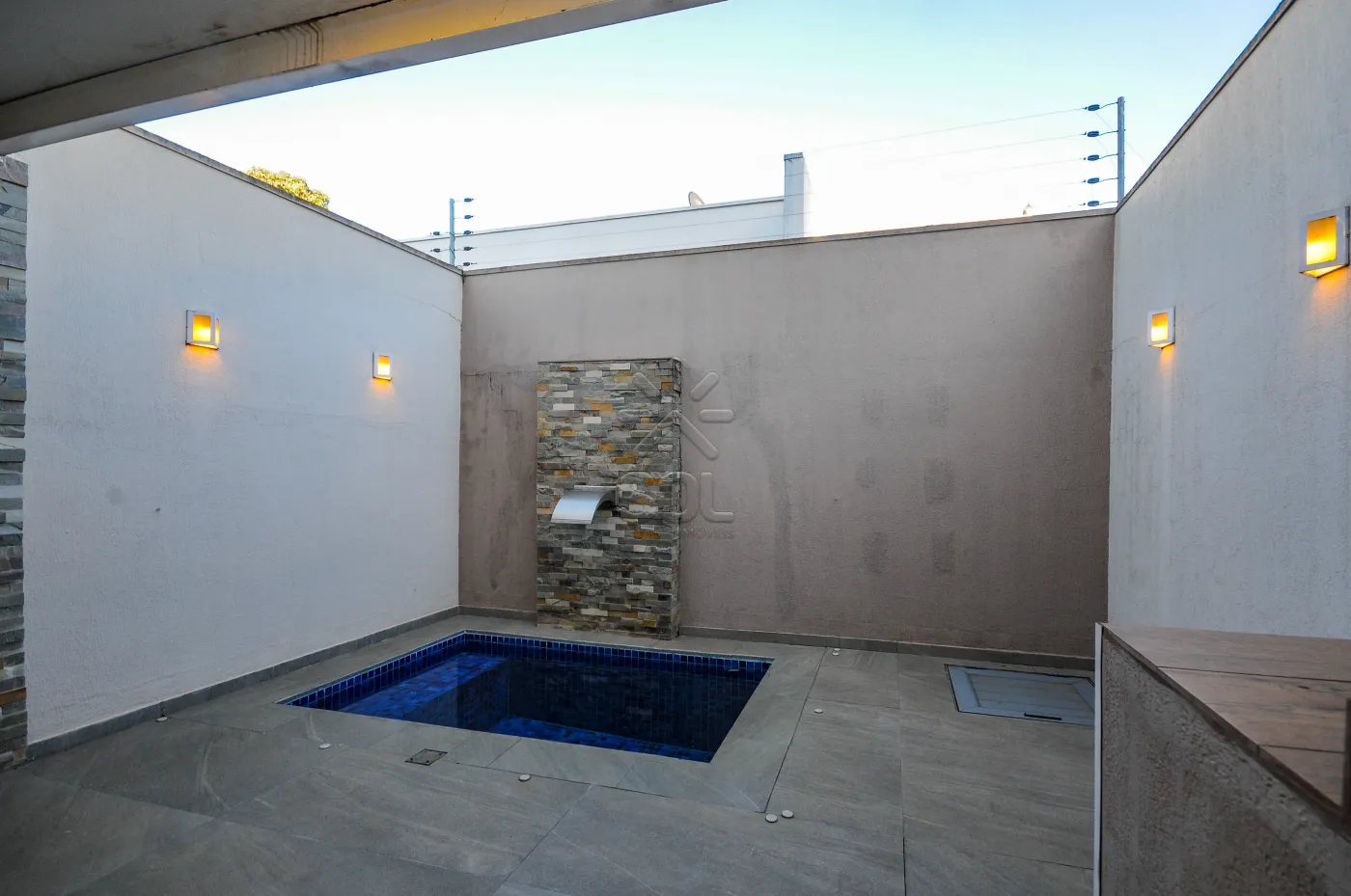 Sobrado semimobiliado para locação no Condomínio Residencial Concept Box House II em Foz do Iguaçu/PR | 2 Suítes | Piscina