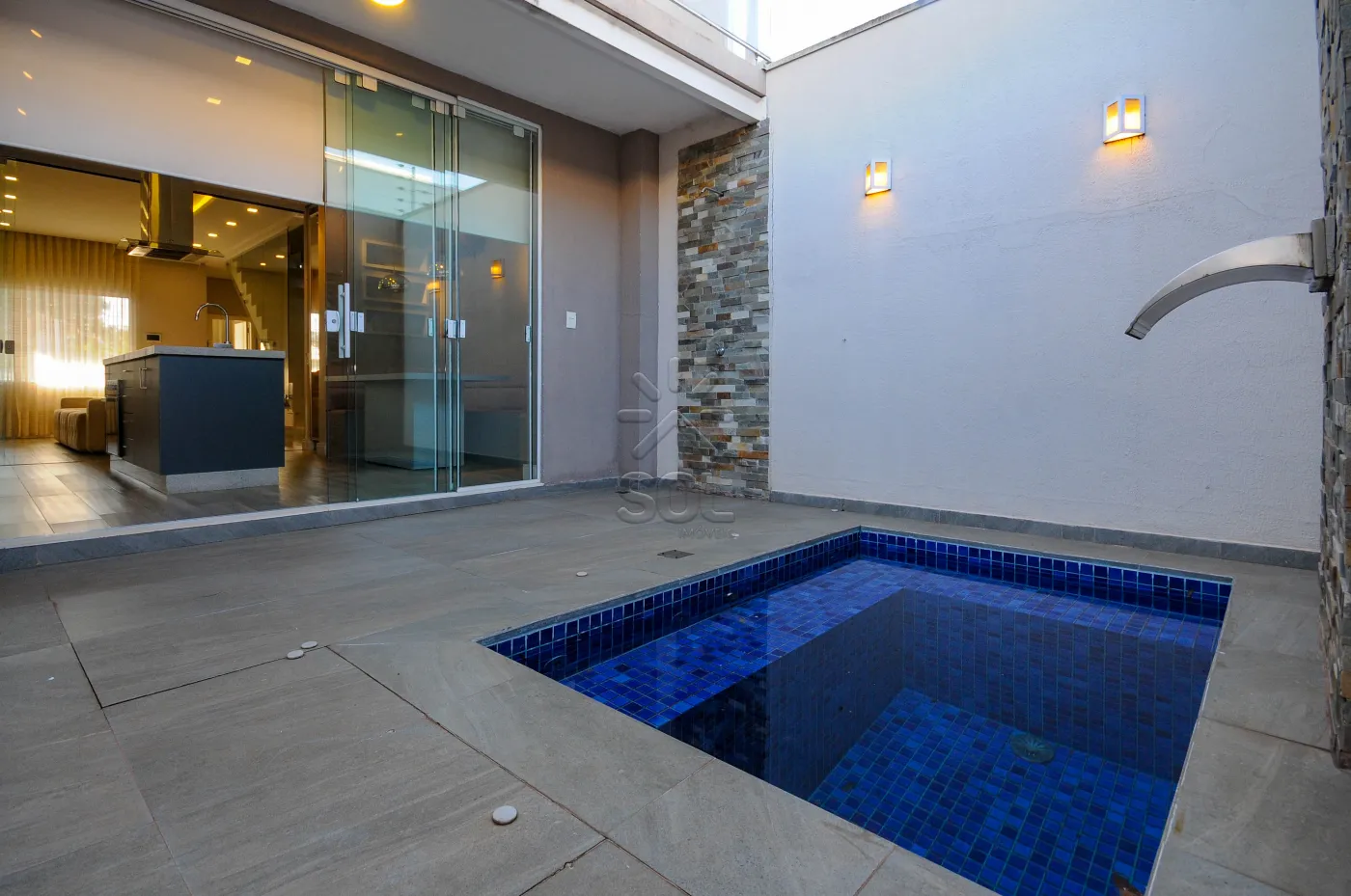 Sobrado semimobiliado para locação no Condomínio Residencial Concept Box House II em Foz do Iguaçu/PR | 2 Suítes | Piscina
