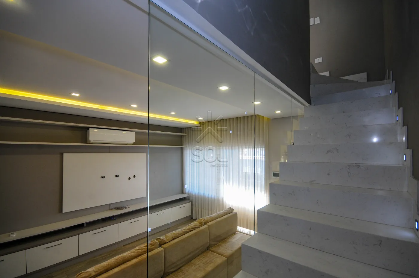 Sobrado semimobiliado para locação no Condomínio Residencial Concept Box House II em Foz do Iguaçu/PR | 2 Suítes | Piscina