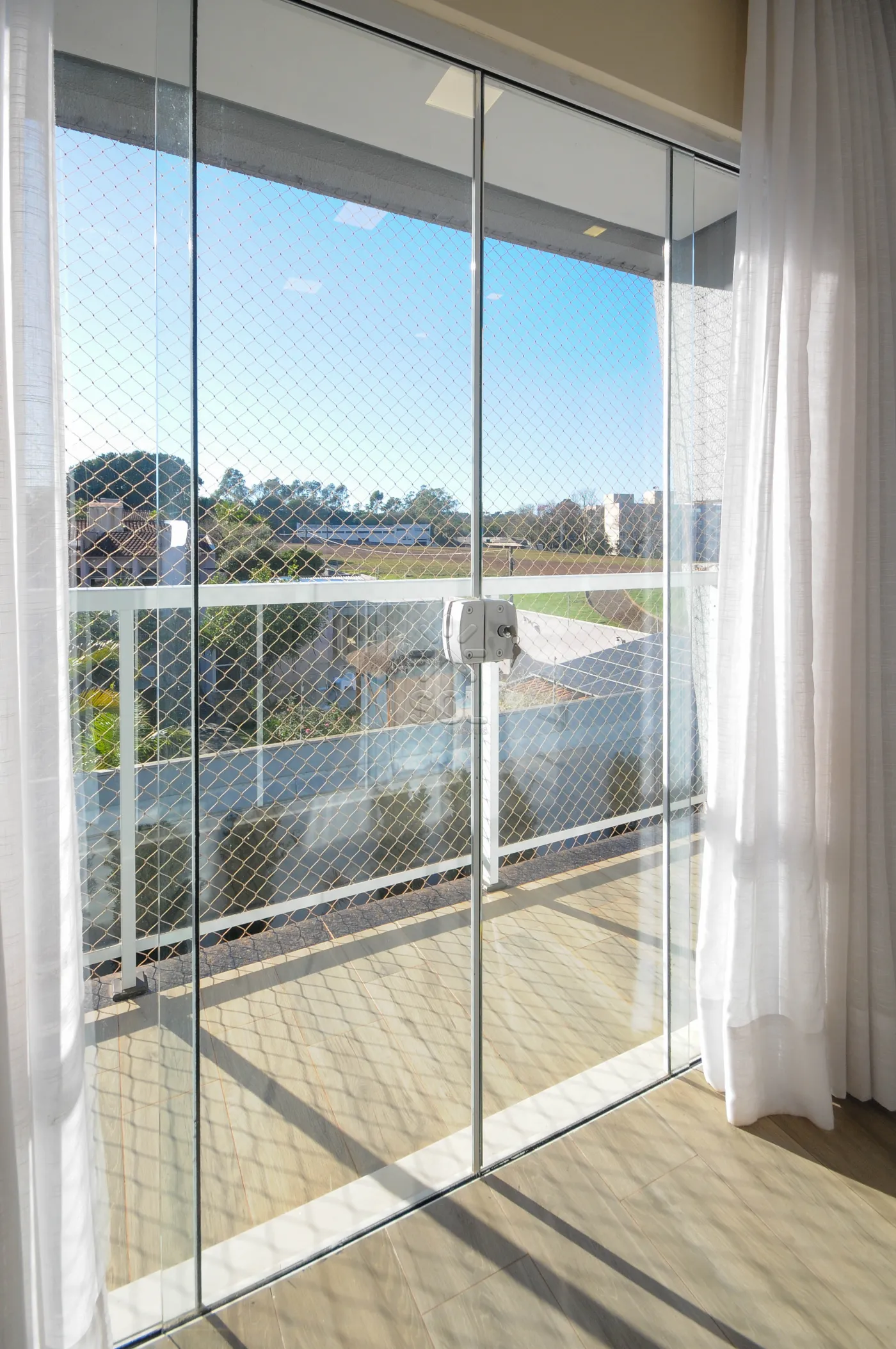Sobrado semimobiliado para locação no Condomínio Residencial Concept Box House II em Foz do Iguaçu/PR | 2 Suítes | Piscina