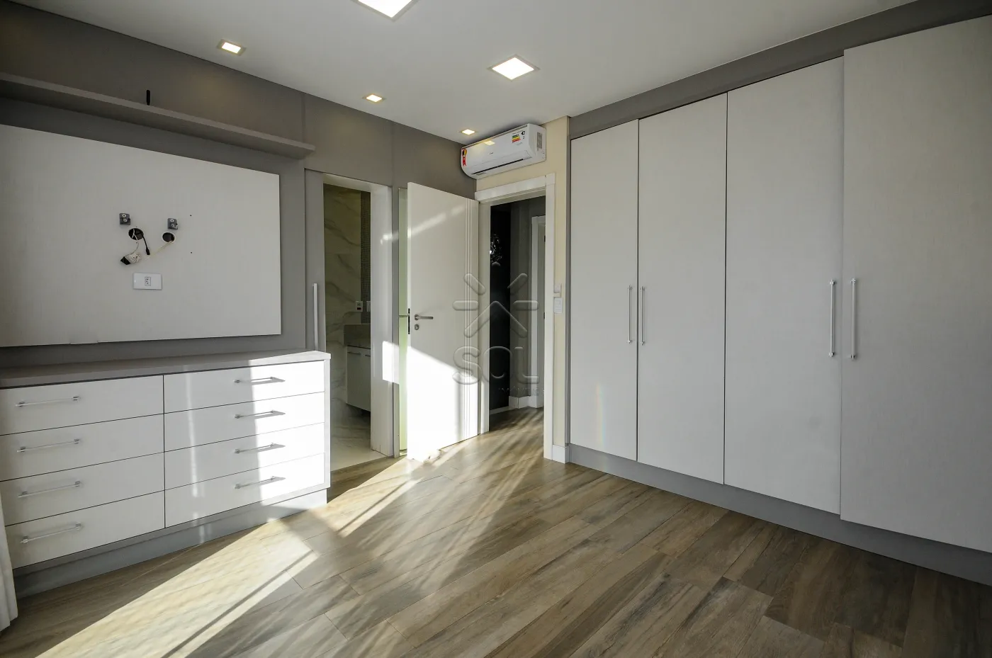 Sobrado semimobiliado para locação no Condomínio Residencial Concept Box House II em Foz do Iguaçu/PR | 2 Suítes | Piscina