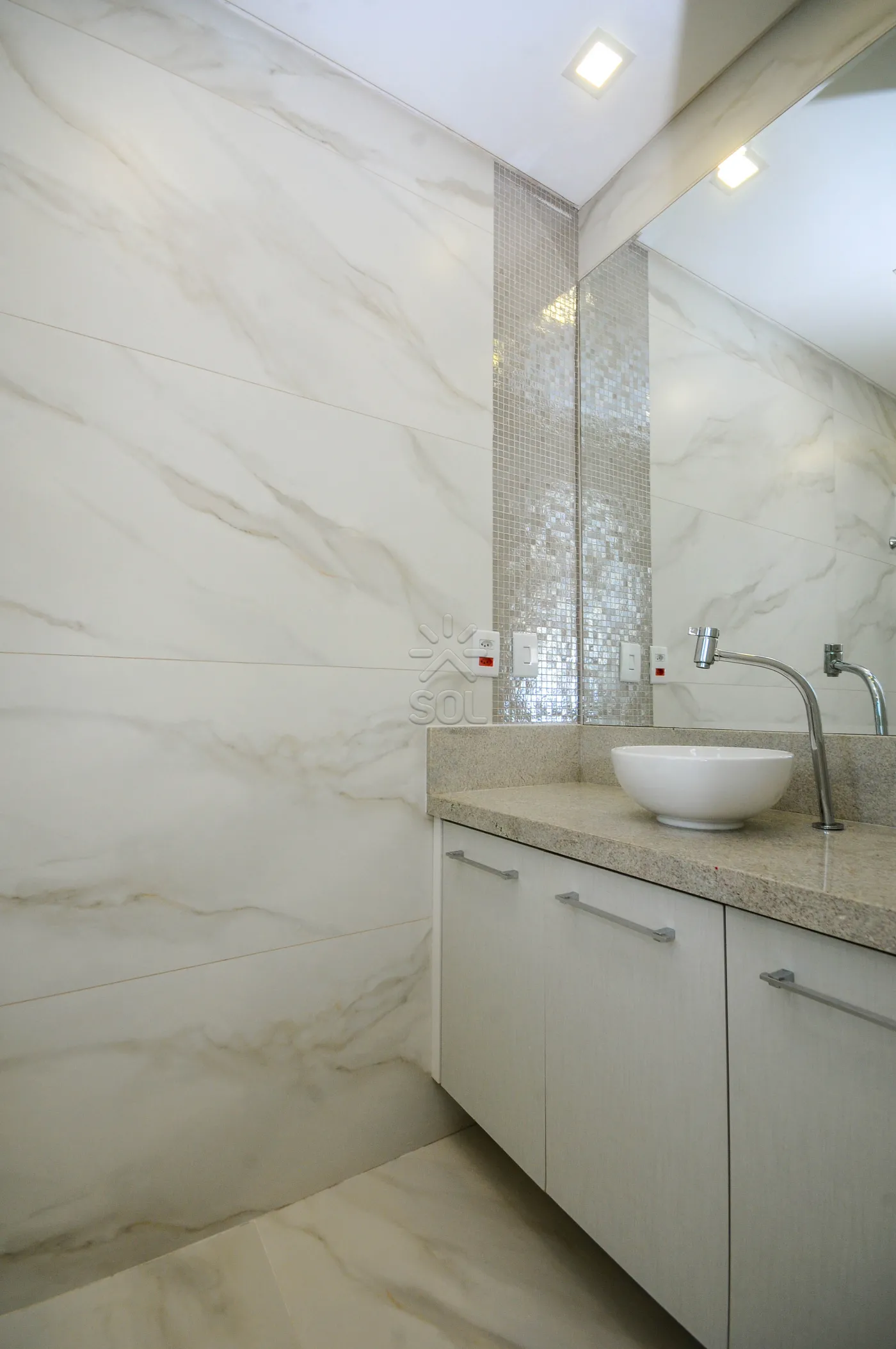 Sobrado semimobiliado para locação no Condomínio Residencial Concept Box House II em Foz do Iguaçu/PR | 2 Suítes | Piscina