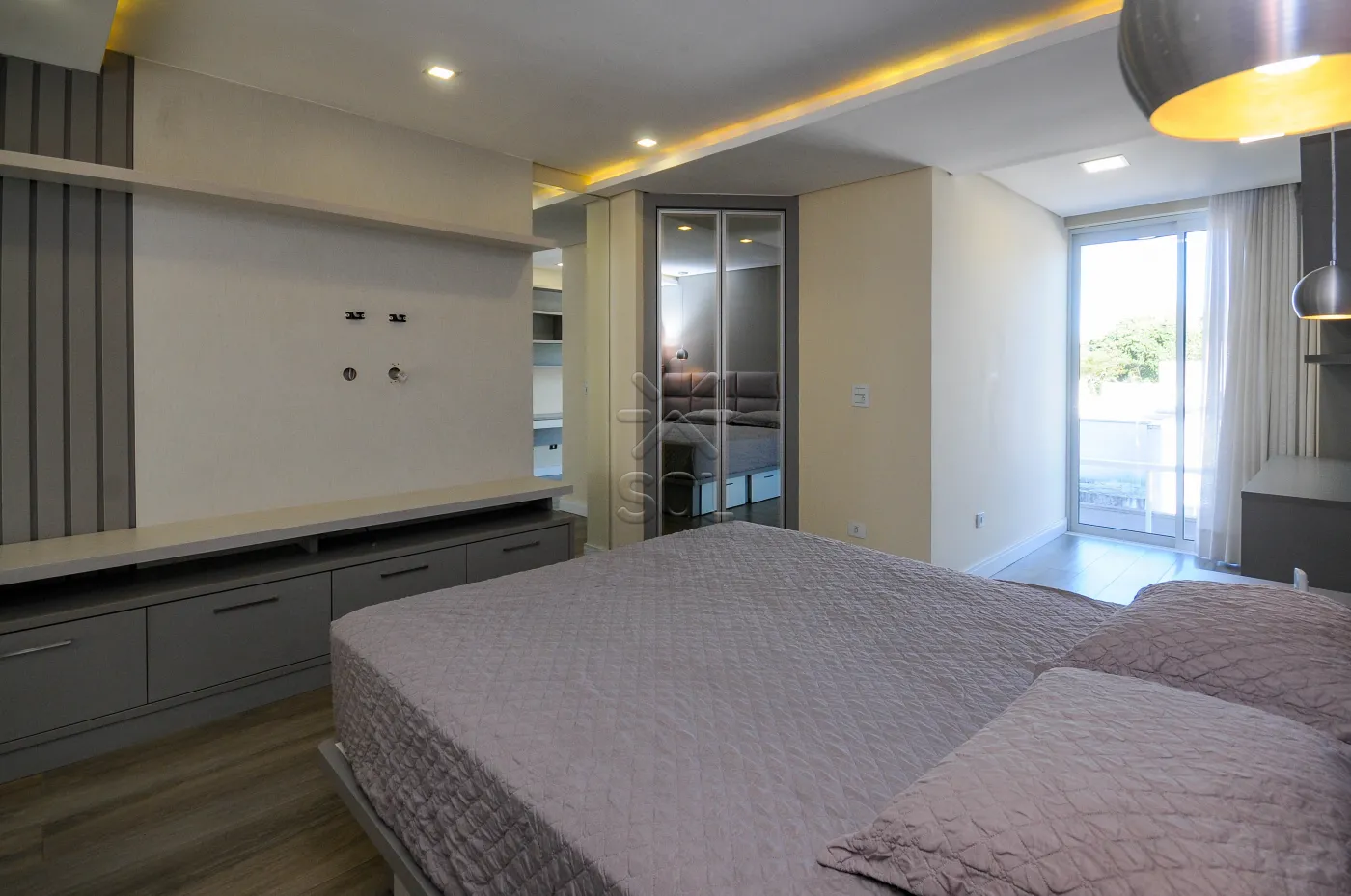 Sobrado semimobiliado para locação no Condomínio Residencial Concept Box House II em Foz do Iguaçu/PR | 2 Suítes | Piscina