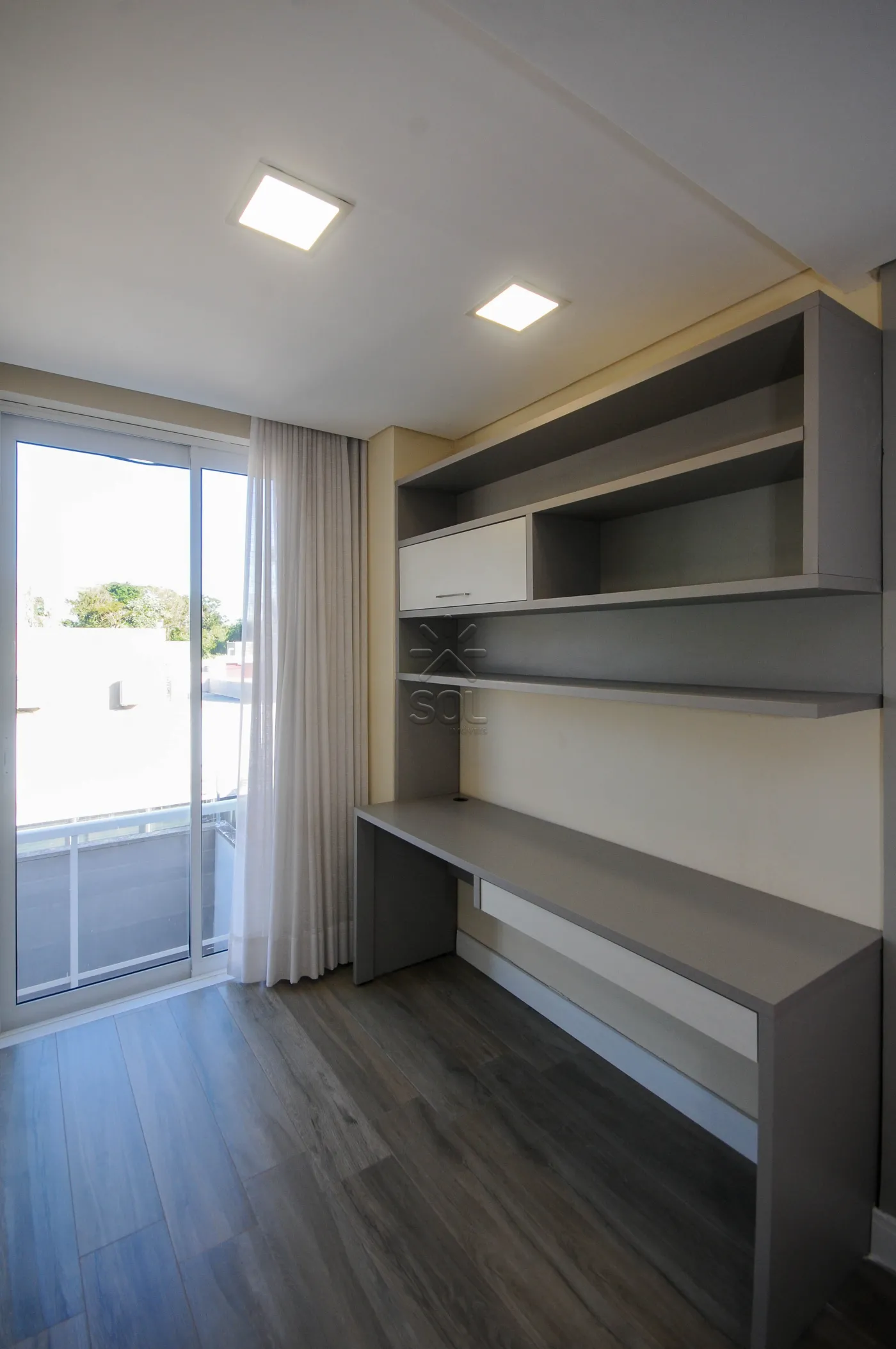 Sobrado semimobiliado para locação no Condomínio Residencial Concept Box House II em Foz do Iguaçu/PR | 2 Suítes | Piscina