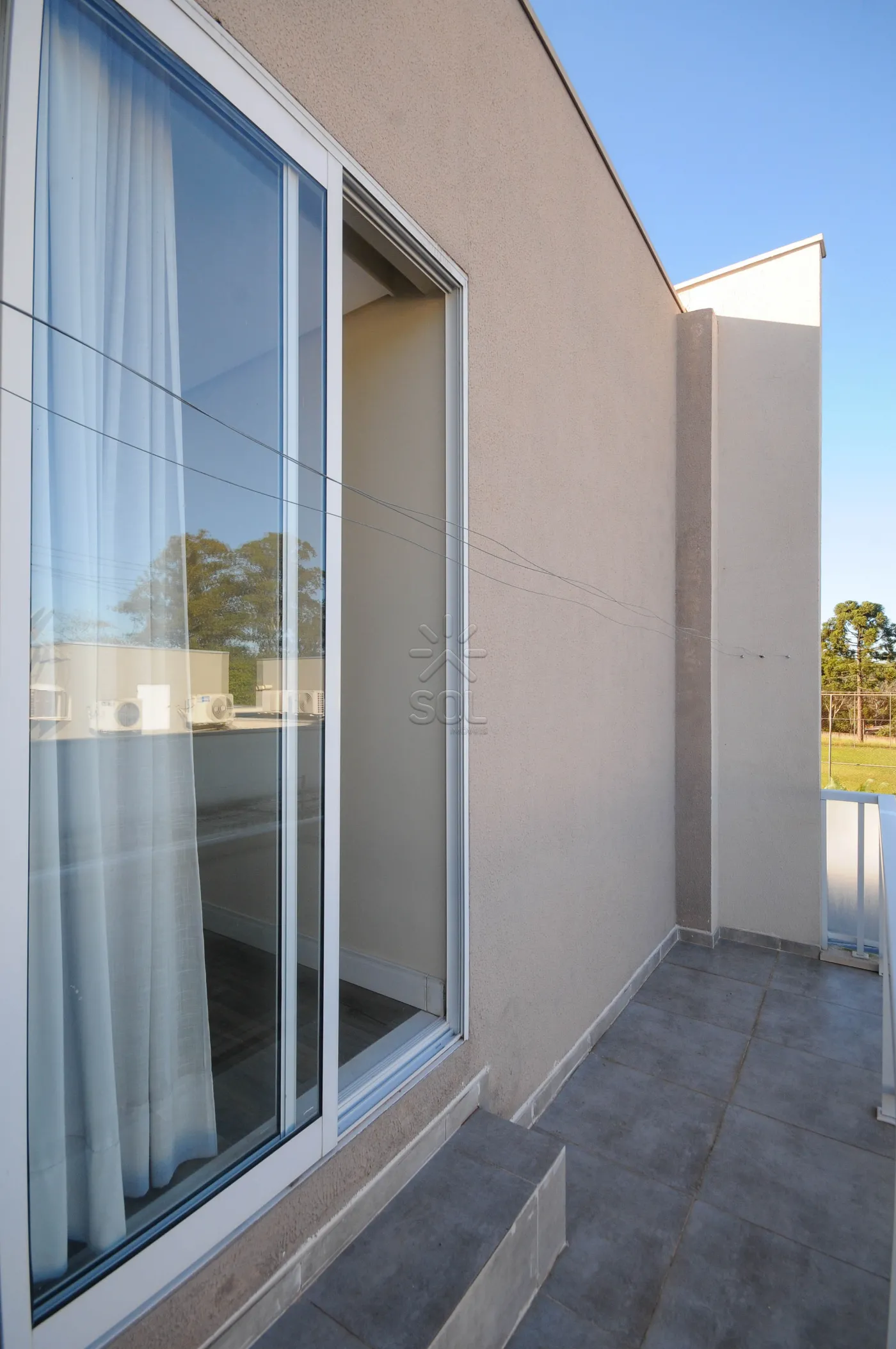 Sobrado semimobiliado para locação no Condomínio Residencial Concept Box House II em Foz do Iguaçu/PR | 2 Suítes | Piscina