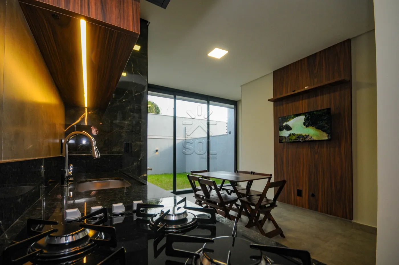 Sobrado novo de alto padrão à venda no Lancaster em Foz do Iguaçu/PR - 192m² | Mobiliado | 3 quartos | Área gourmet