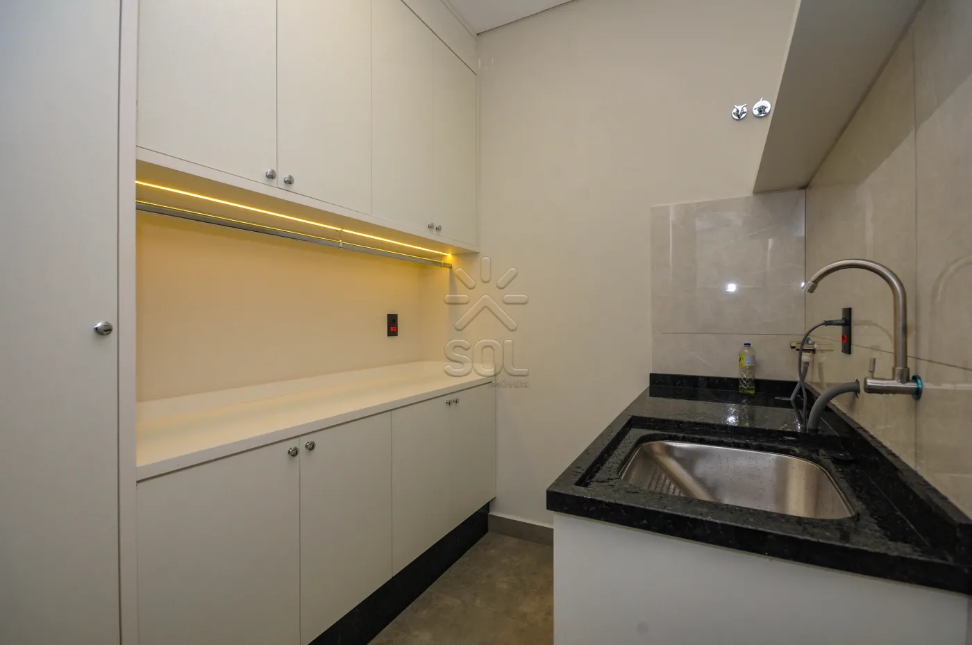 Sobrado novo de alto padrão à venda no Lancaster em Foz do Iguaçu/PR - 192m² | Mobiliado | 3 quartos | Área gourmet