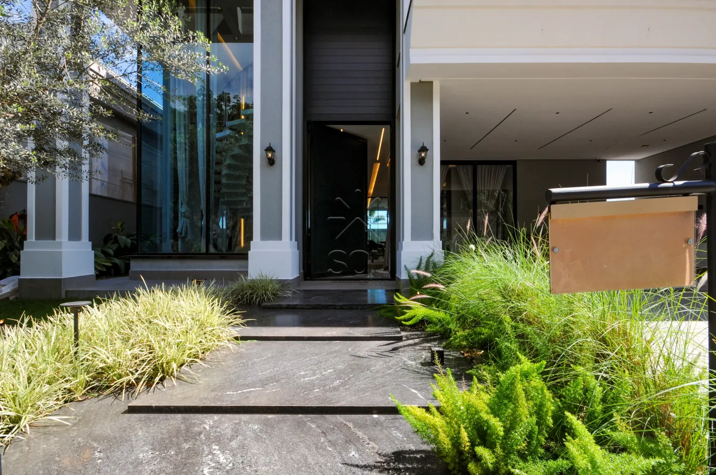Sobrado semimobiliado e de alto padrão à venda no Condomínio Eco Bella Vista, em Foz do Iguaçu/PR - 485,15m² | 4 suítes