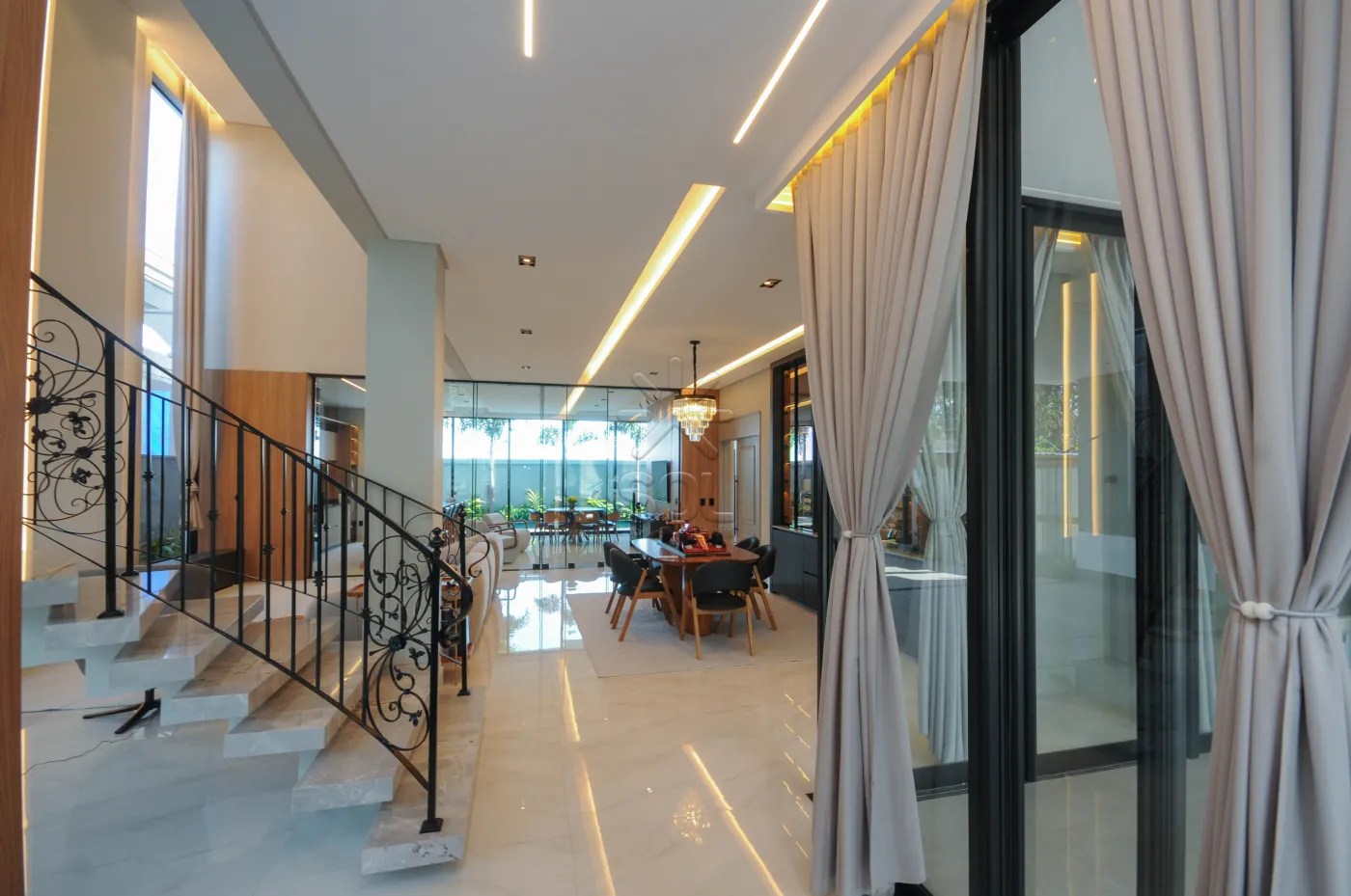 Sobrado semimobiliado e de alto padrão à venda no Condomínio Eco Bella Vista, em Foz do Iguaçu/PR - 485,15m² | 4 suítes