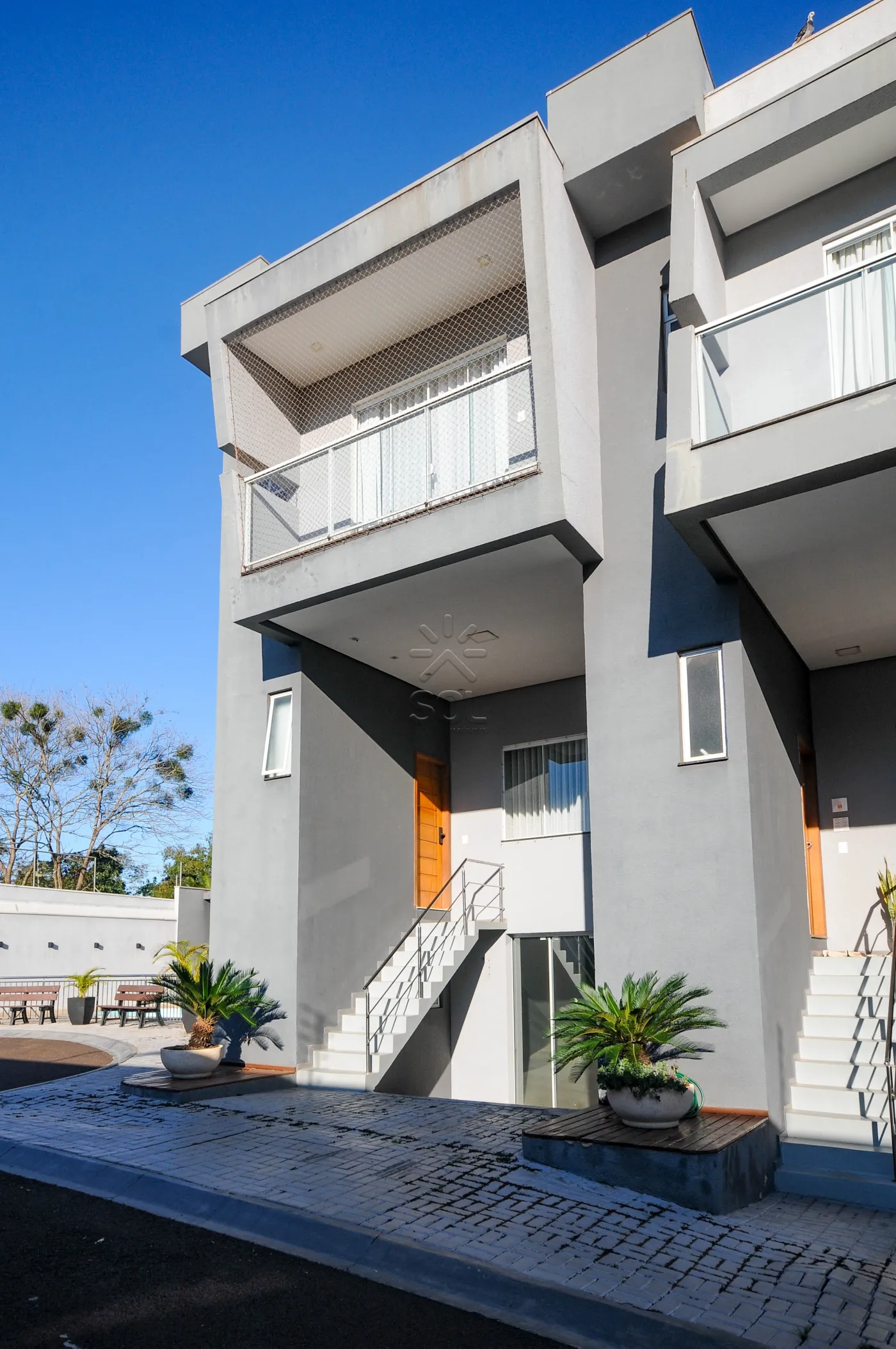 Sobrado semimobiliado para locação no Condomínio Residencial Concept Box House II em Foz do Iguaçu/PR | 2 Suítes | Piscina