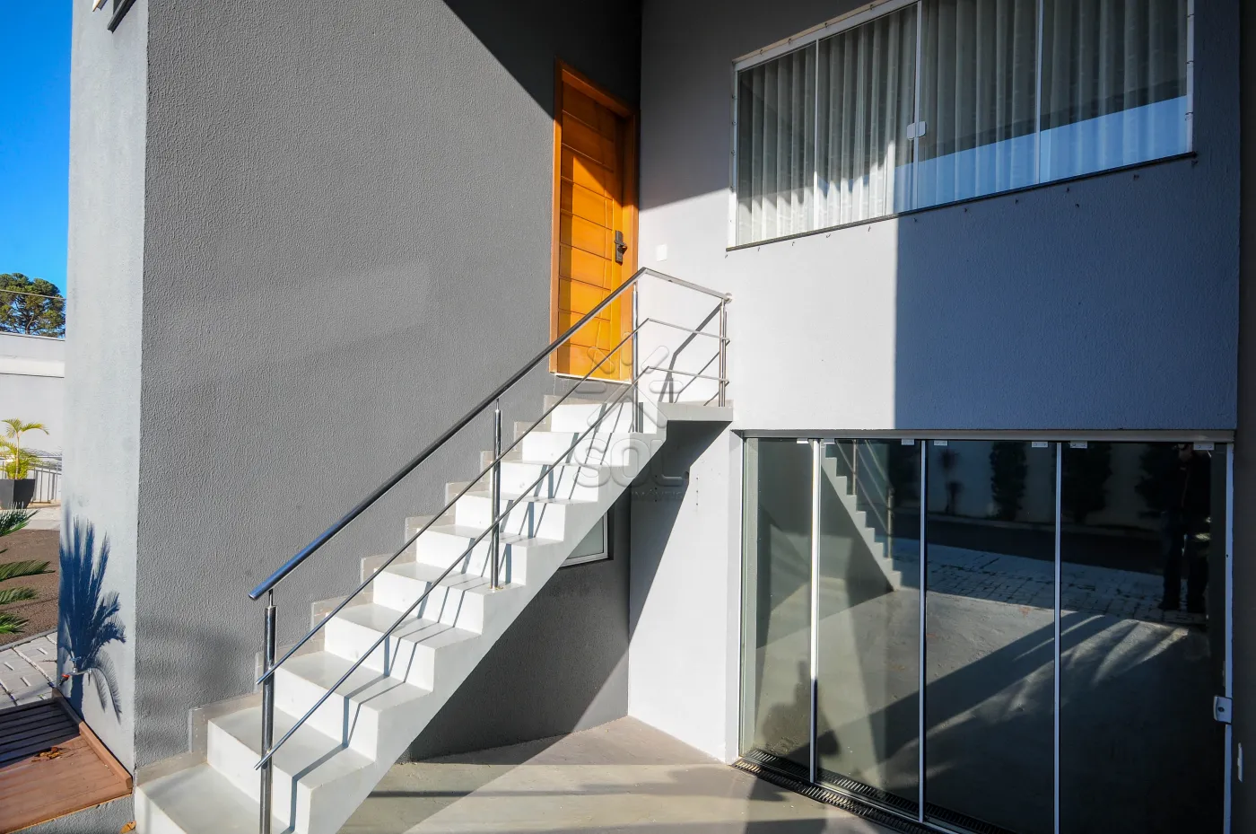 Sobrado semimobiliado para locação no Condomínio Residencial Concept Box House II em Foz do Iguaçu/PR | 2 Suítes | Piscina