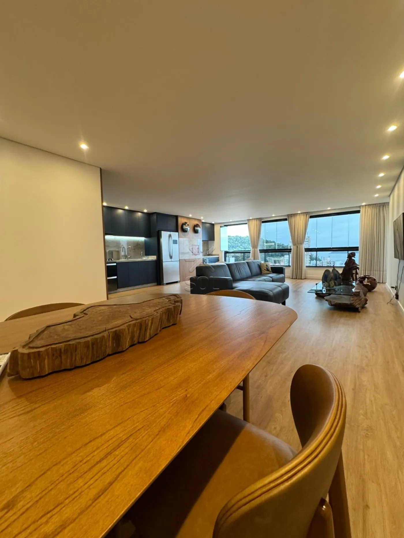 Apartamento mobiliado e de alto padrão à venda no Edifício Torre Del Mar - Centro de Penha/SC