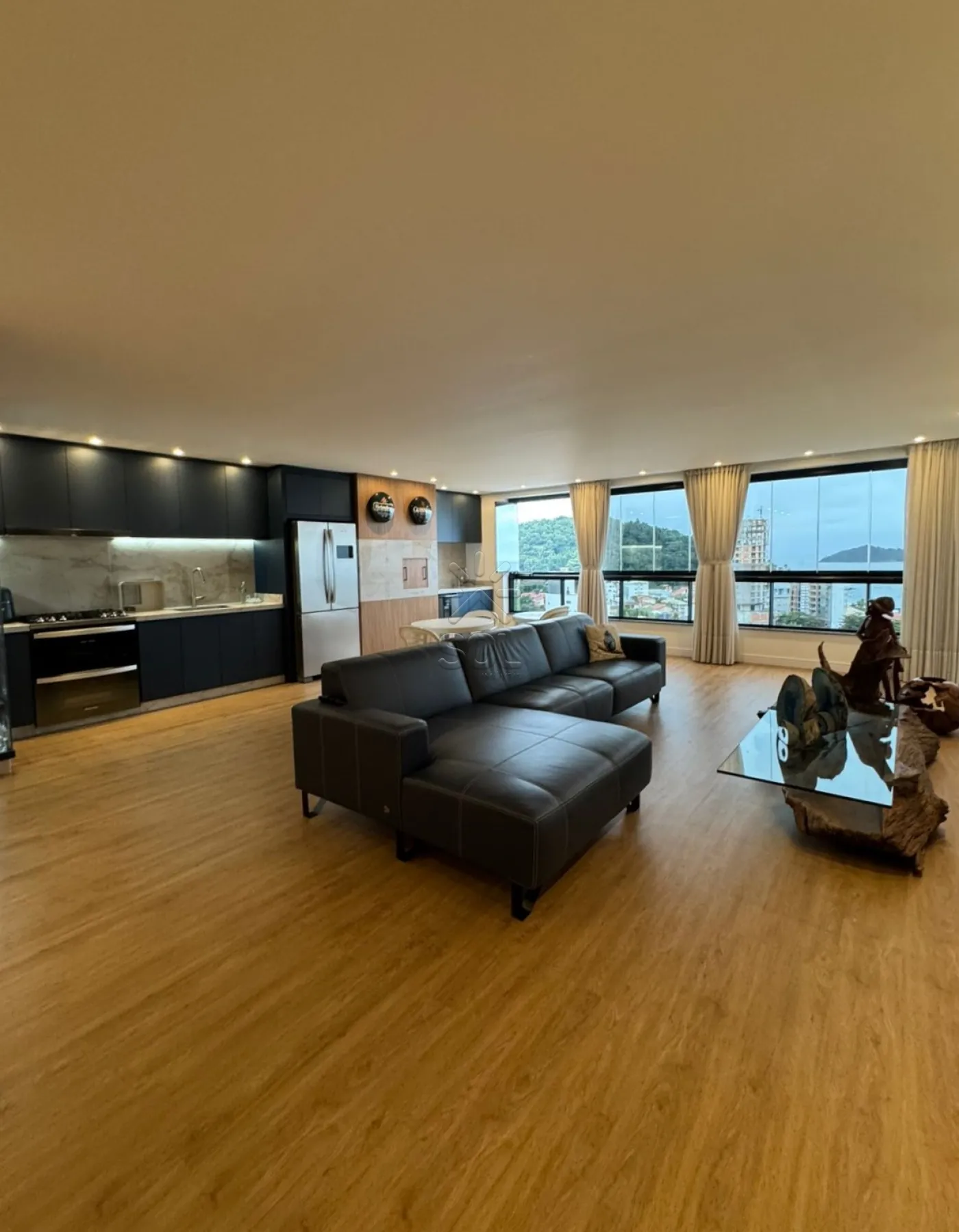 Apartamento mobiliado e de alto padrão à venda no Edifício Torre Del Mar - Centro de Penha/SC