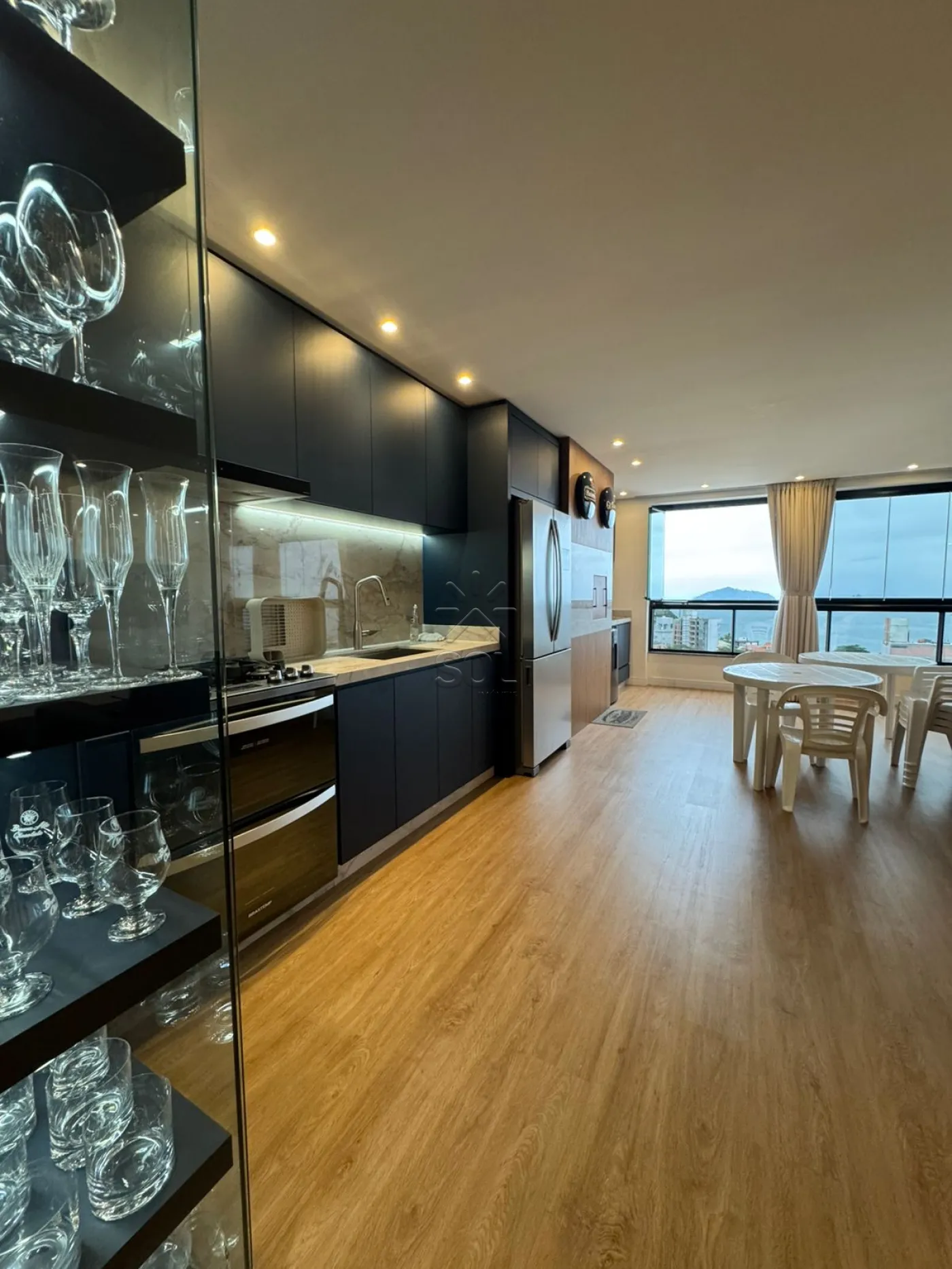Apartamento mobiliado e de alto padrão à venda no Edifício Torre Del Mar - Centro de Penha/SC