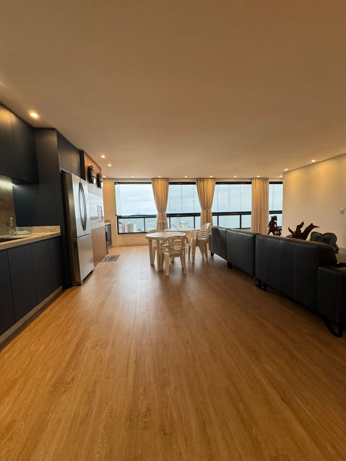 Apartamento mobiliado e de alto padrão à venda no Edifício Torre Del Mar - Centro de Penha/SC