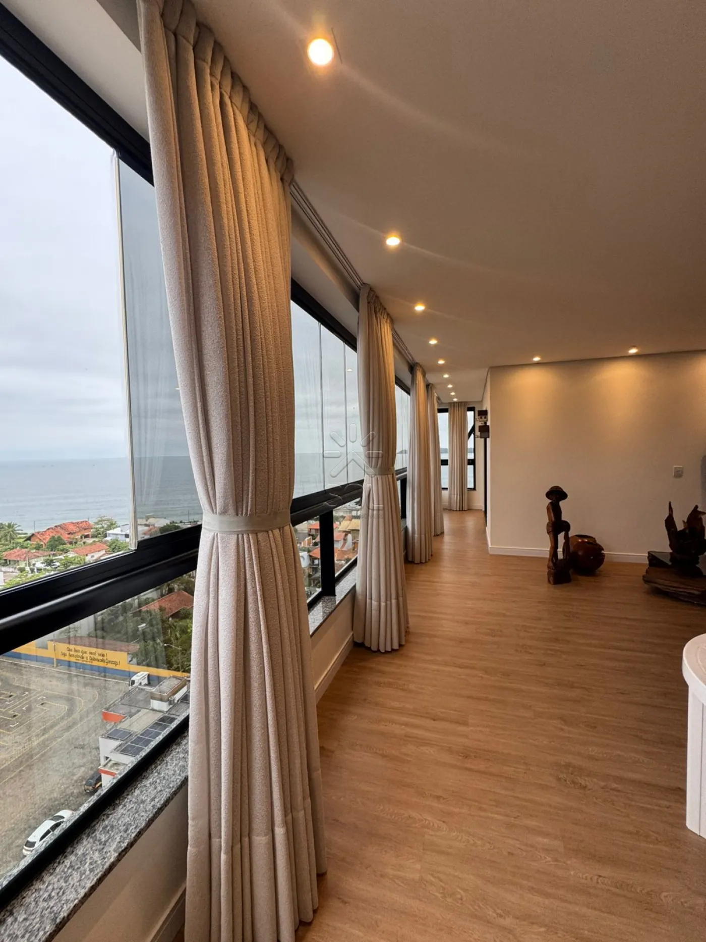 Apartamento mobiliado e de alto padrão à venda no Edifício Torre Del Mar - Centro de Penha/SC