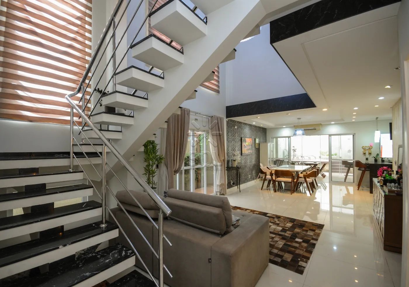 Sobrado de alto padrão à venda no Condomínio Country Iguaçu em Foz do Iguaçu/PR - 350m², piscina aquecida e 4 dormitórios