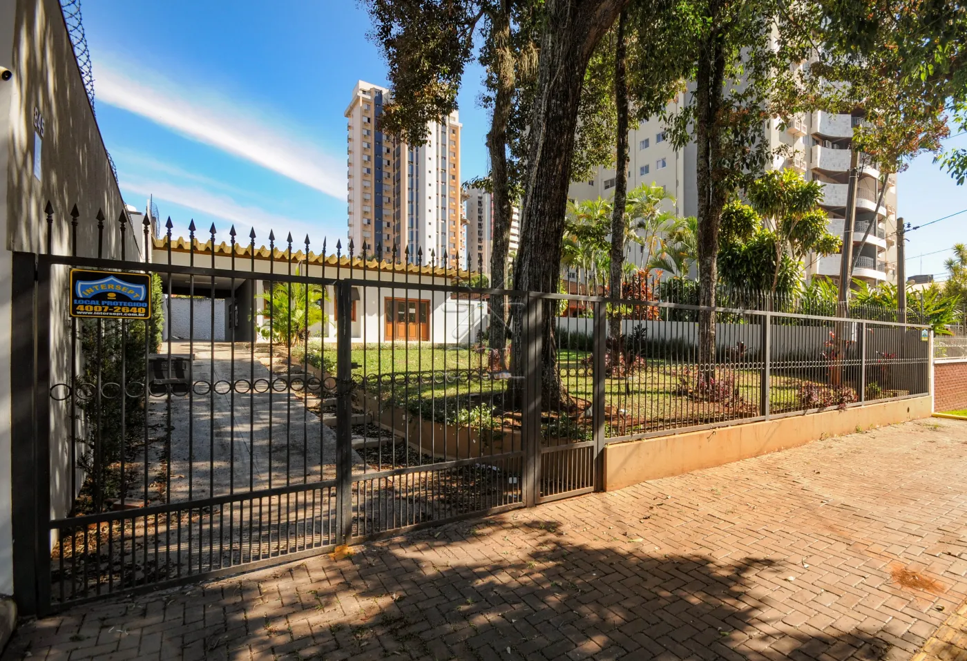 Imóvel comercial à venda no Centro de Foz do Iguaçu/PR - Terreno de 900m² com excelente potencial para incorporação