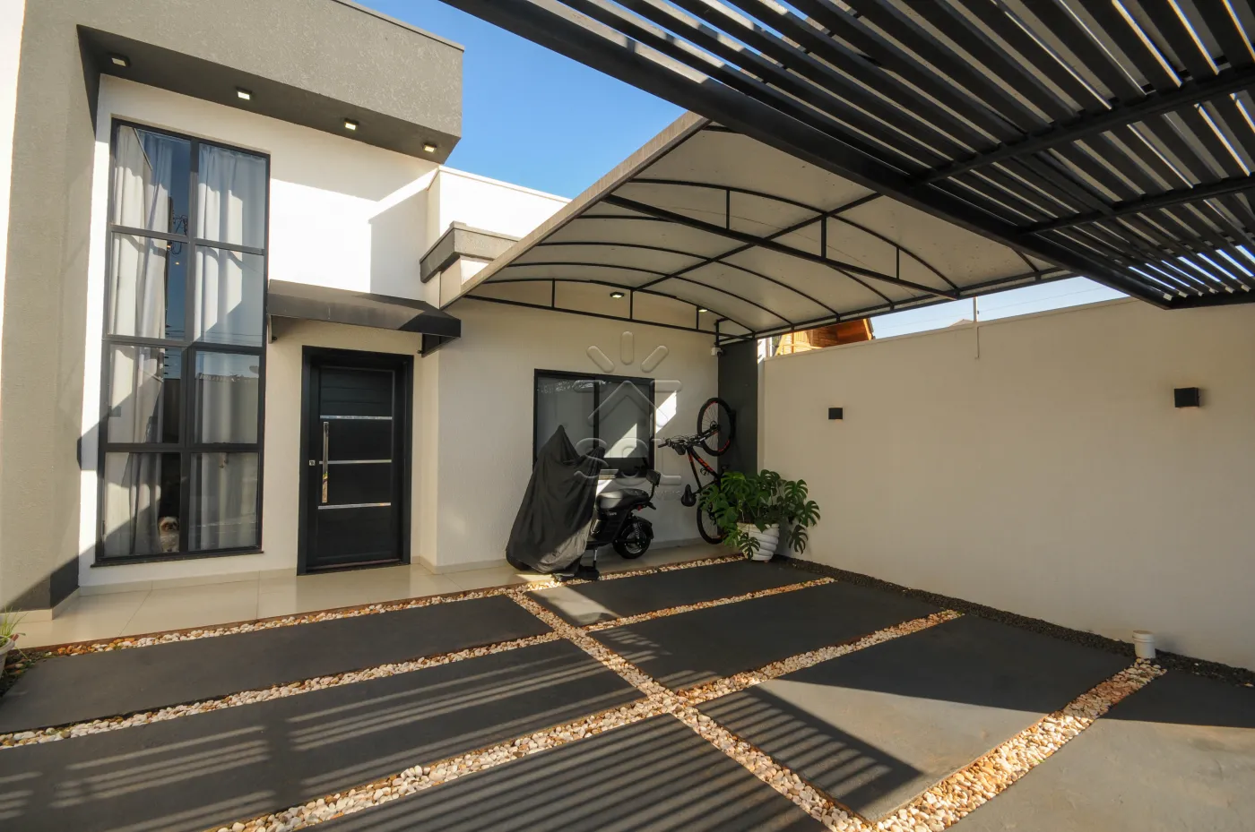 Casa semimobiliada à venda na Villa Floratta em Foz do Iguaçu/PR - 2 quartos, móveis planejados, energia solar e área gourmet