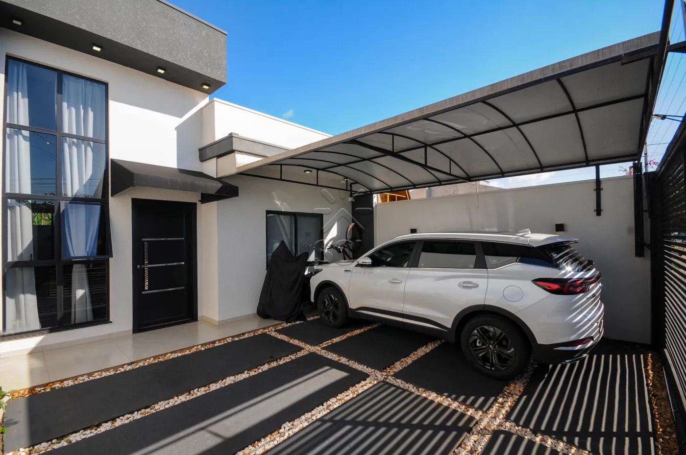 Casa semimobiliada à venda na Villa Floratta em Foz do Iguaçu/PR - 2 quartos, móveis planejados, energia solar e área gourmet