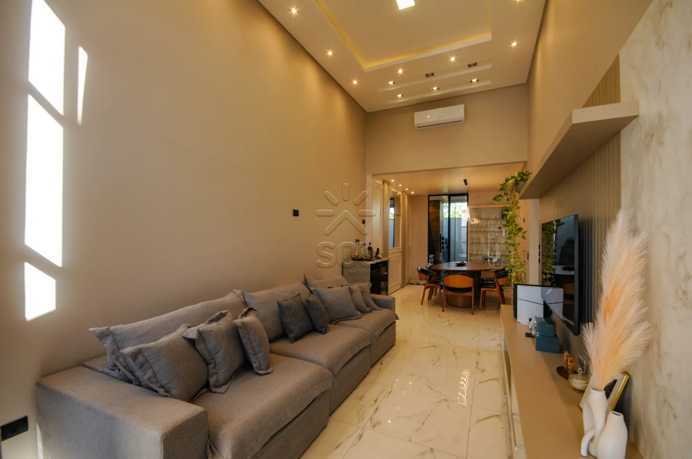Casa semimobiliada à venda na Villa Floratta em Foz do Iguaçu/PR - 2 quartos, móveis planejados, energia solar e área gourmet