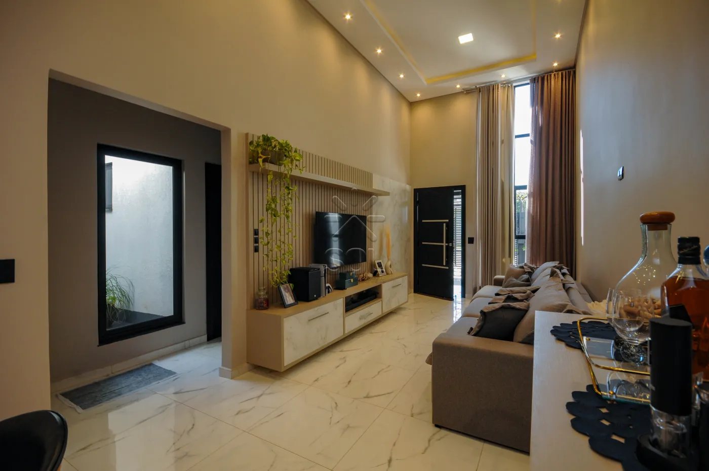 Casa semimobiliada à venda na Villa Floratta em Foz do Iguaçu/PR - 2 quartos, móveis planejados, energia solar e área gourmet