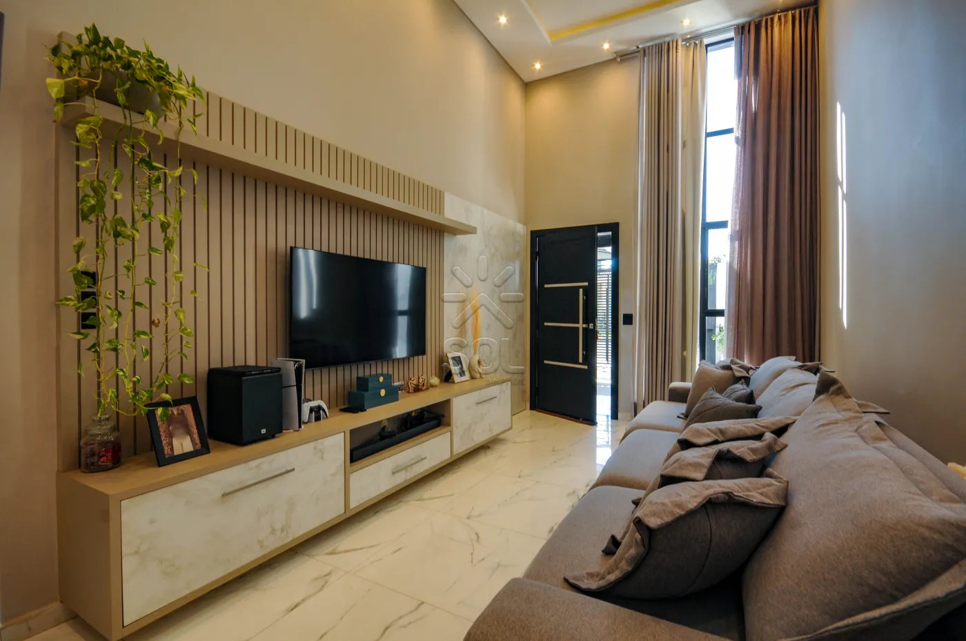 Casa semimobiliada à venda na Villa Floratta em Foz do Iguaçu/PR - 2 quartos, móveis planejados, energia solar e área gourmet