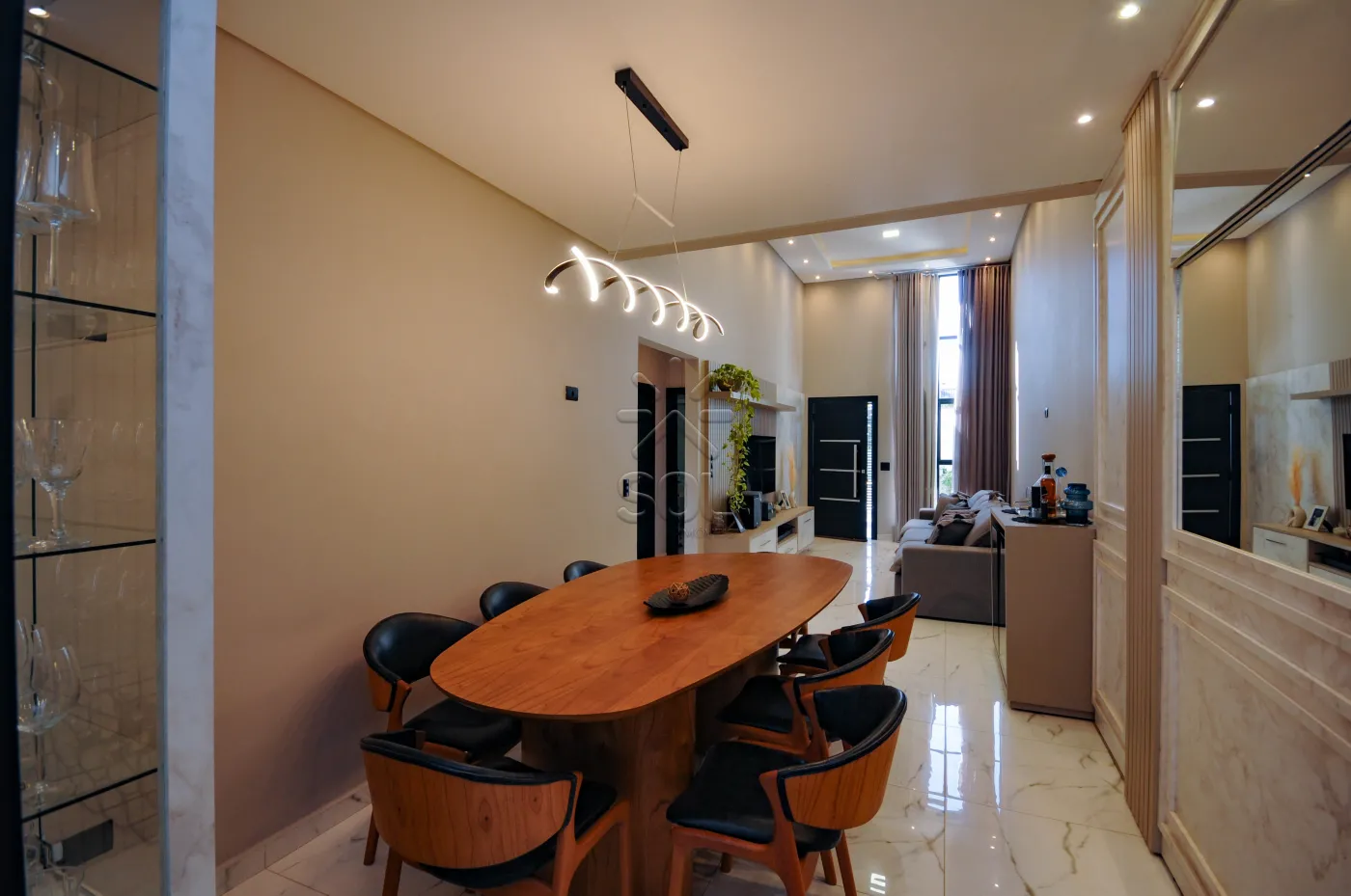 Casa semimobiliada à venda na Villa Floratta em Foz do Iguaçu/PR - 2 quartos, móveis planejados, energia solar e área gourmet