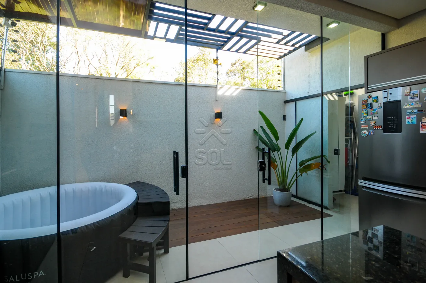 Casa semimobiliada à venda na Villa Floratta em Foz do Iguaçu/PR - 2 quartos, móveis planejados, energia solar e área gourmet