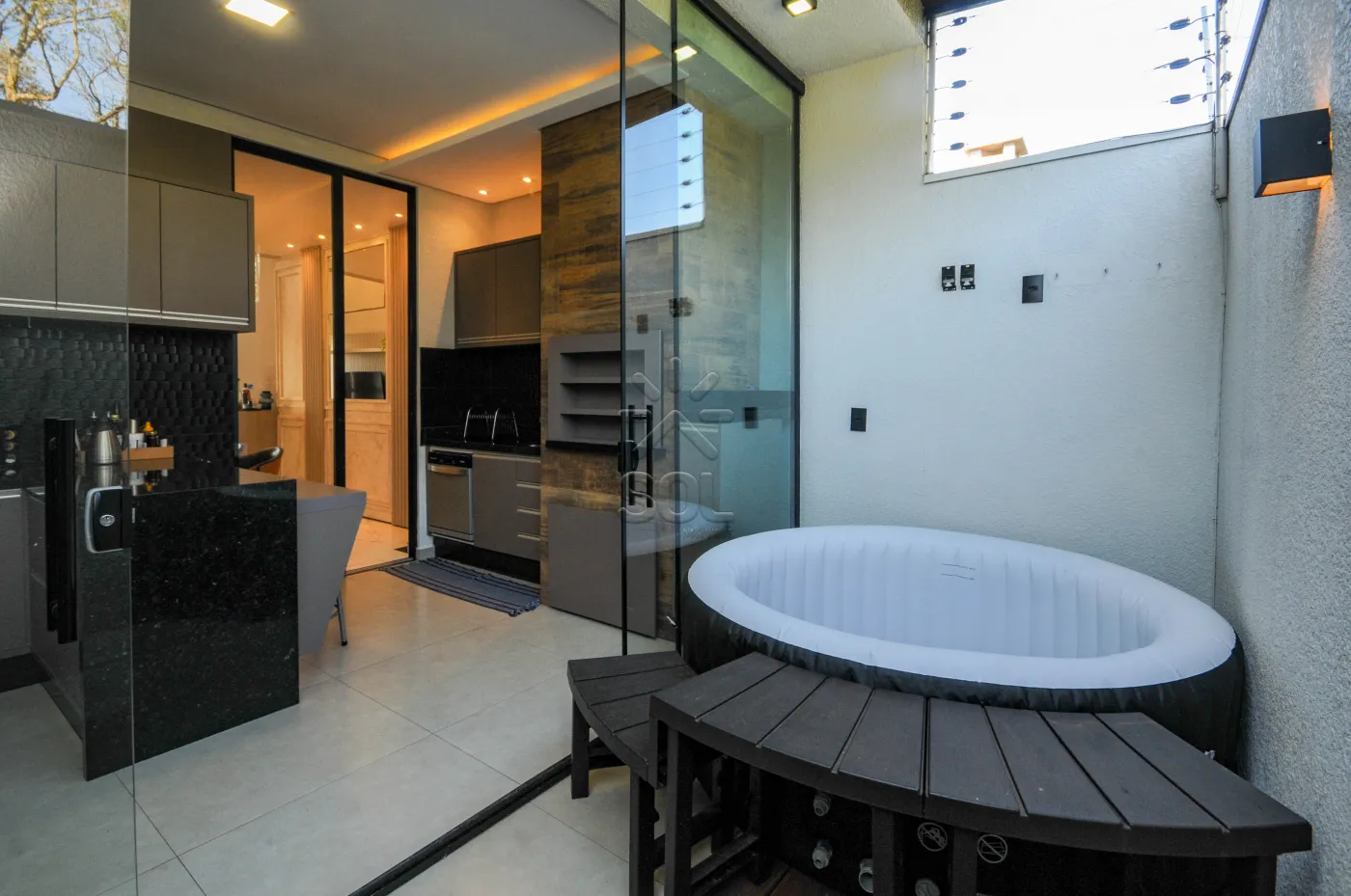 Casa semimobiliada à venda na Villa Floratta em Foz do Iguaçu/PR - 2 quartos, móveis planejados, energia solar e área gourmet
