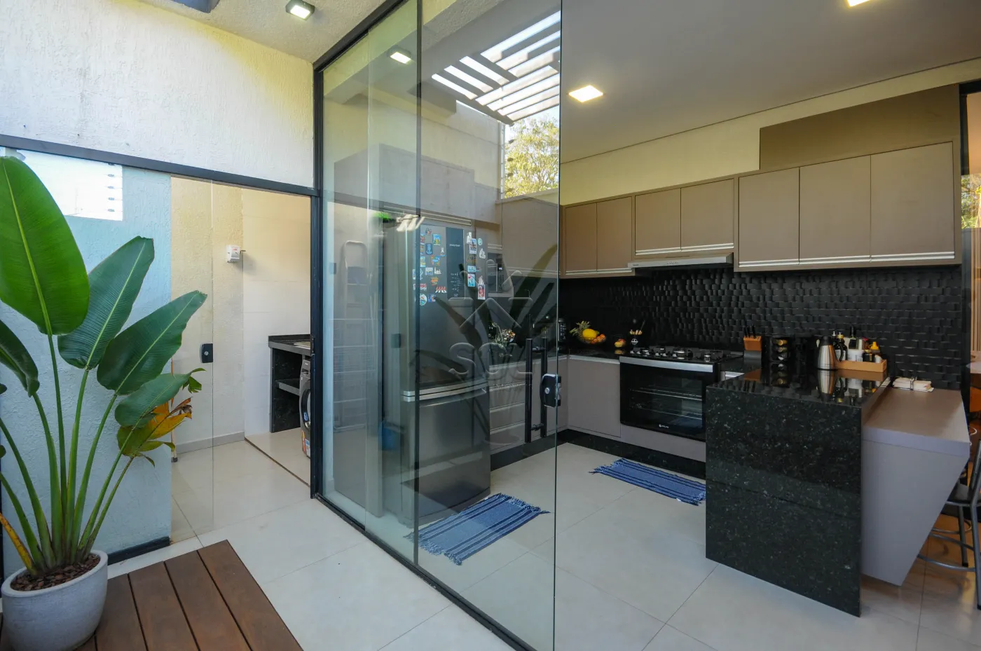 Casa semimobiliada à venda na Villa Floratta em Foz do Iguaçu/PR - 2 quartos, móveis planejados, energia solar e área gourmet
