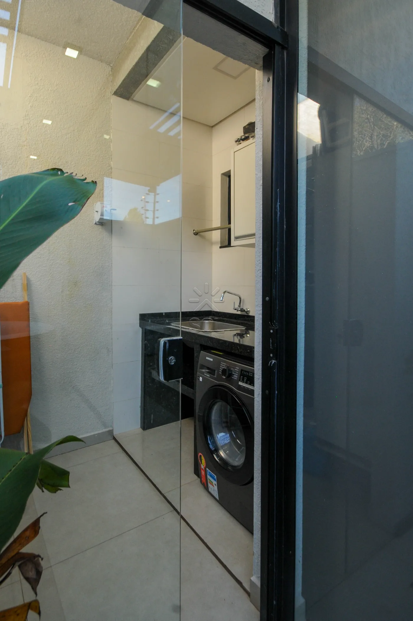 Casa semimobiliada à venda na Villa Floratta em Foz do Iguaçu/PR - 2 quartos, móveis planejados, energia solar e área gourmet