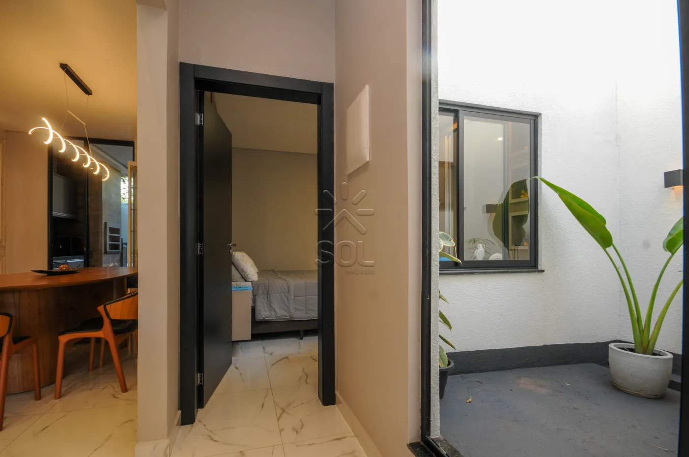 Casa semimobiliada à venda na Villa Floratta em Foz do Iguaçu/PR - 2 quartos, móveis planejados, energia solar e área gourmet